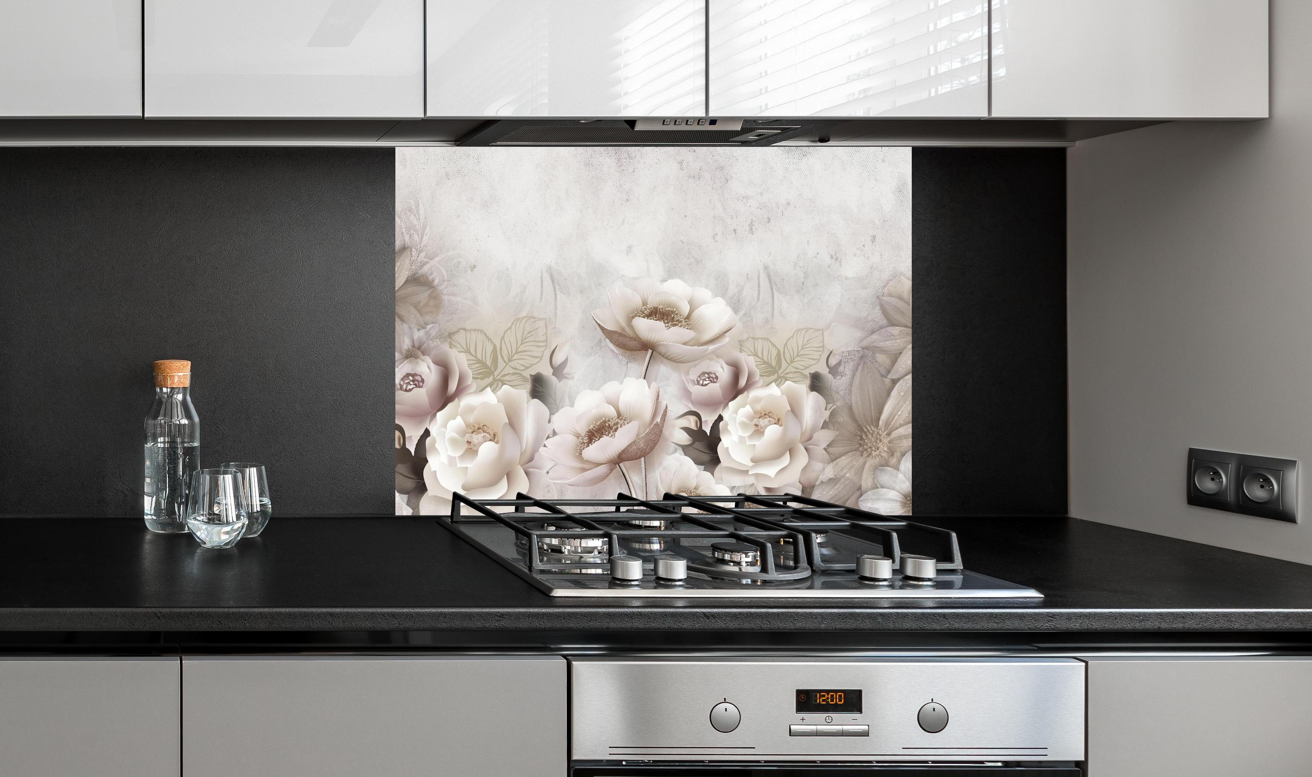 Spritzschutz - Blumengemälde hinter einem Cerankochfeld zwischen Holz-Kochutensilien