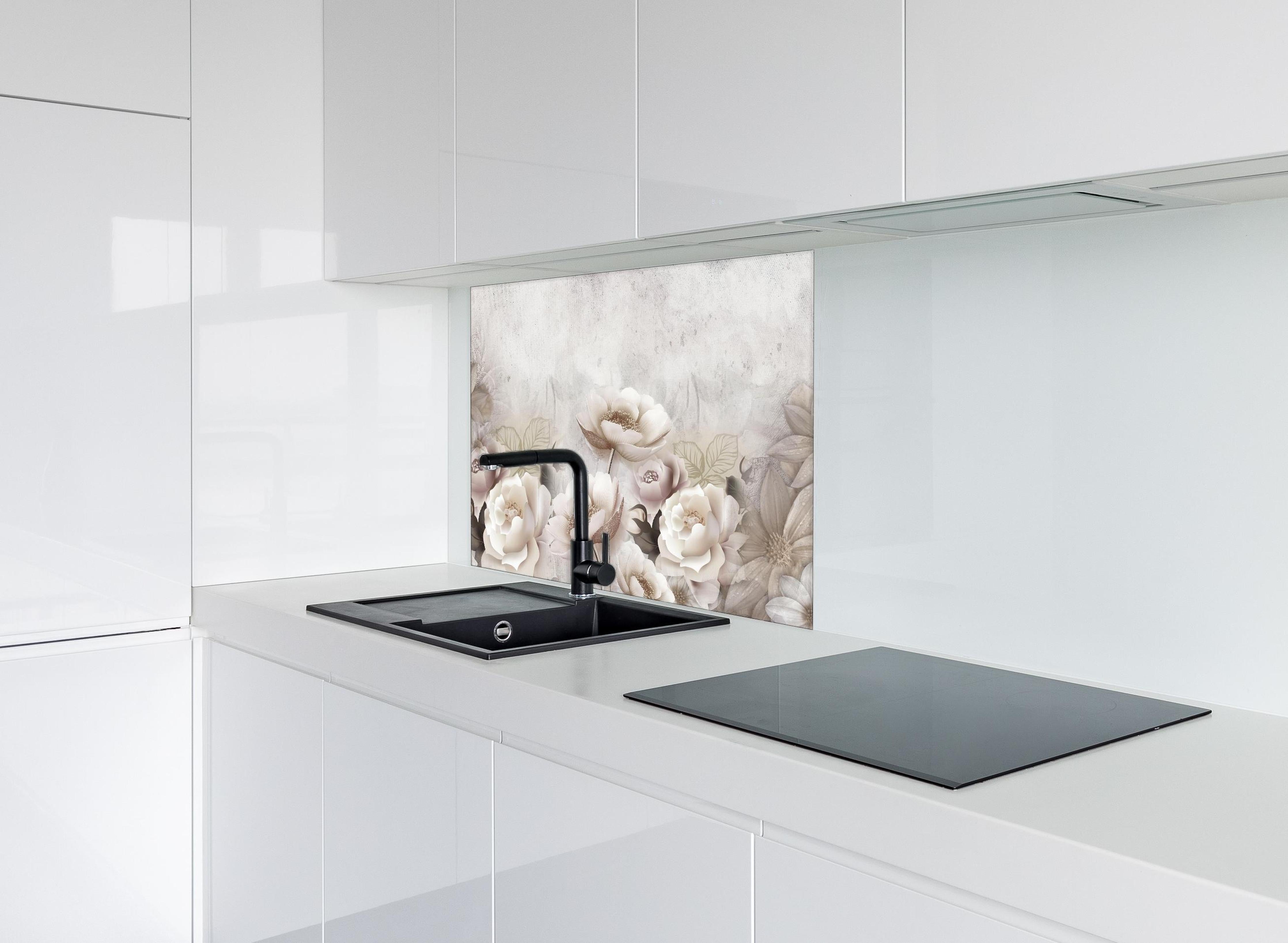 Spritzschutz - Blumengemälde hinter einem Cerankochfeld zwischen Holz-Kochutensilien