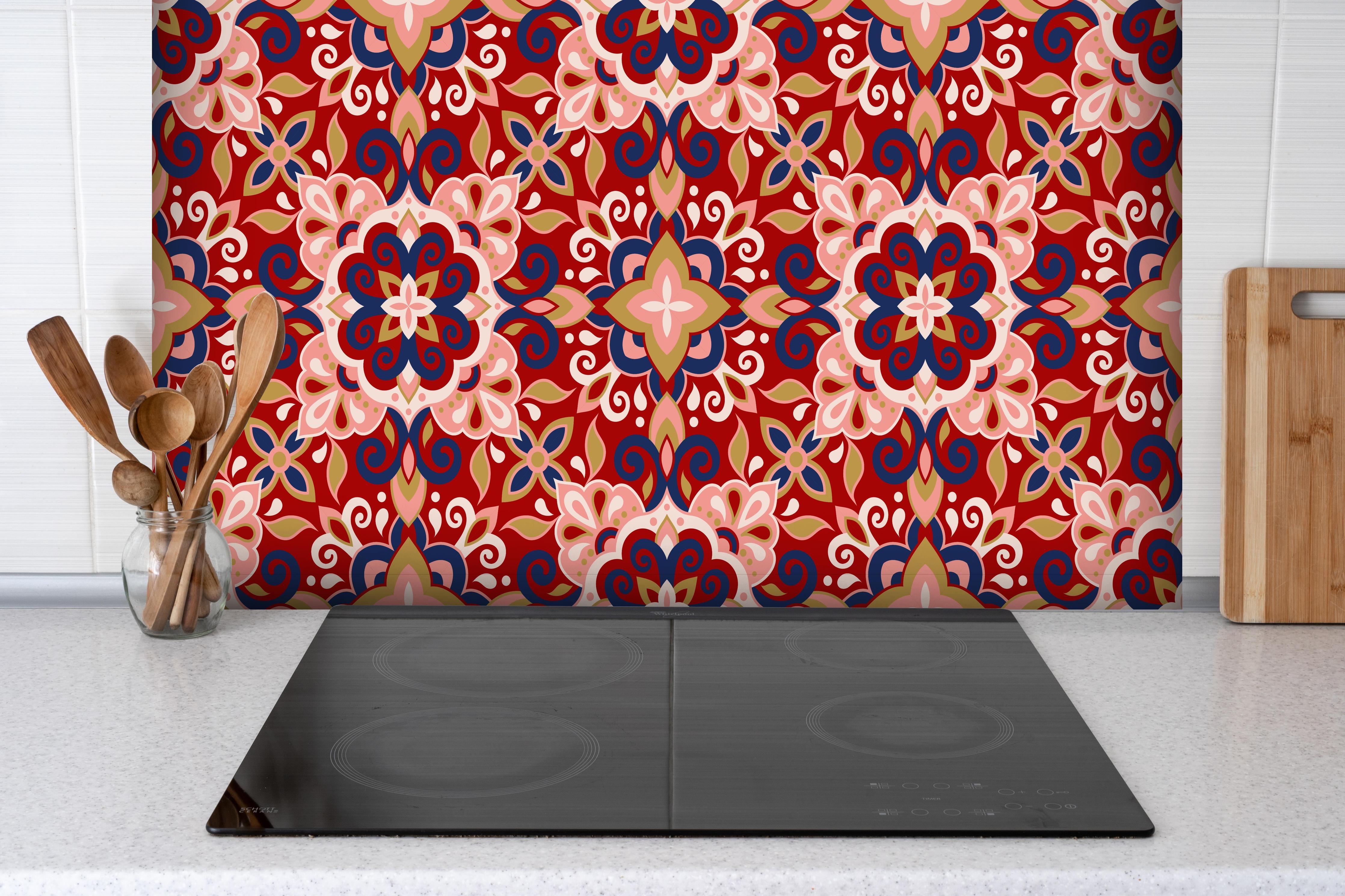 Spritzschutz - Blumige Fliesen hinter einem Cerankochfeld zwischen Holz-Kochutensilien
