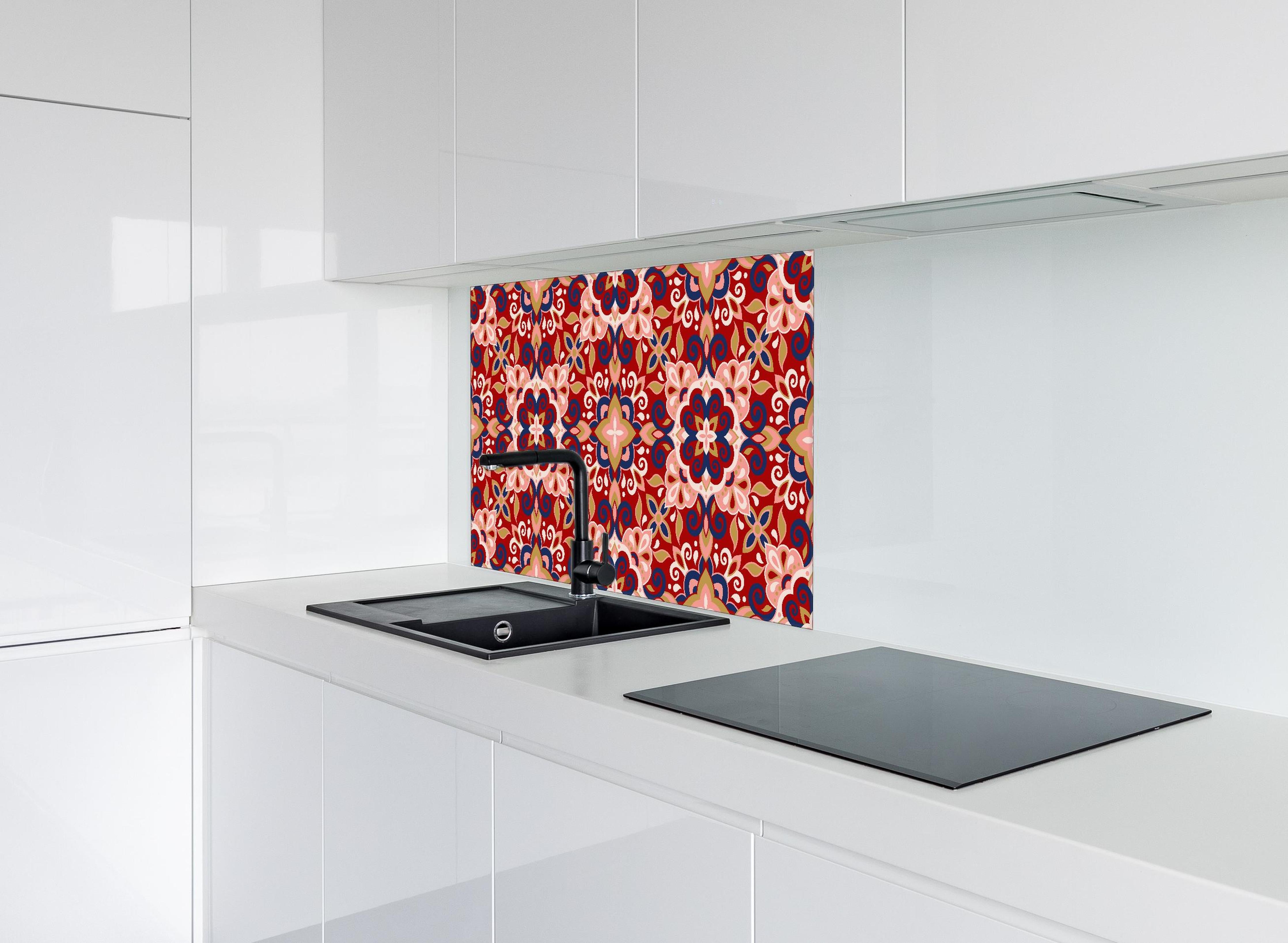 Spritzschutz - Blumige Fliesen hinter einem Cerankochfeld zwischen Holz-Kochutensilien