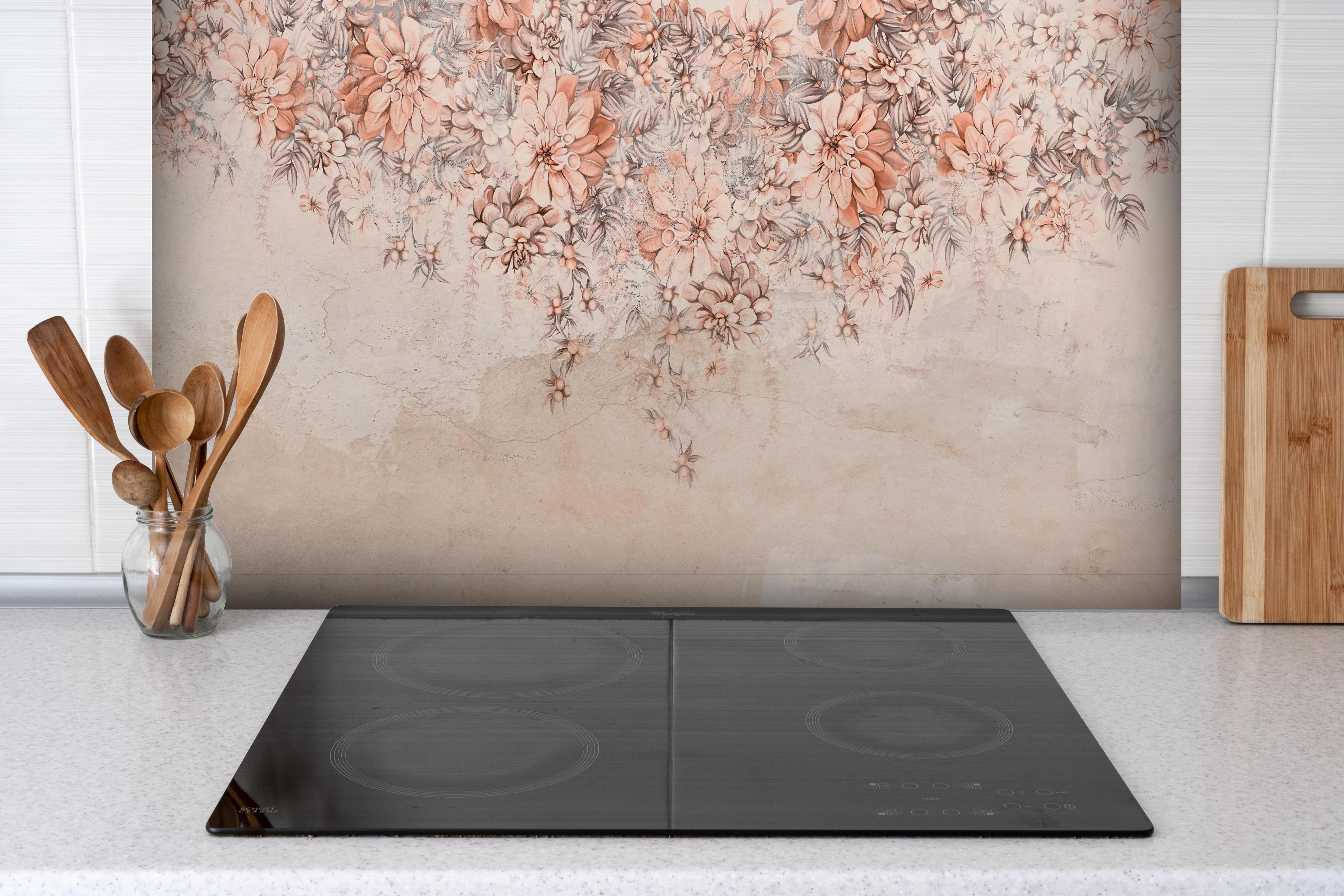 Spritzschutz - Blumige Grunge Darstellung hinter einem Cerankochfeld zwischen Holz-Kochutensilien