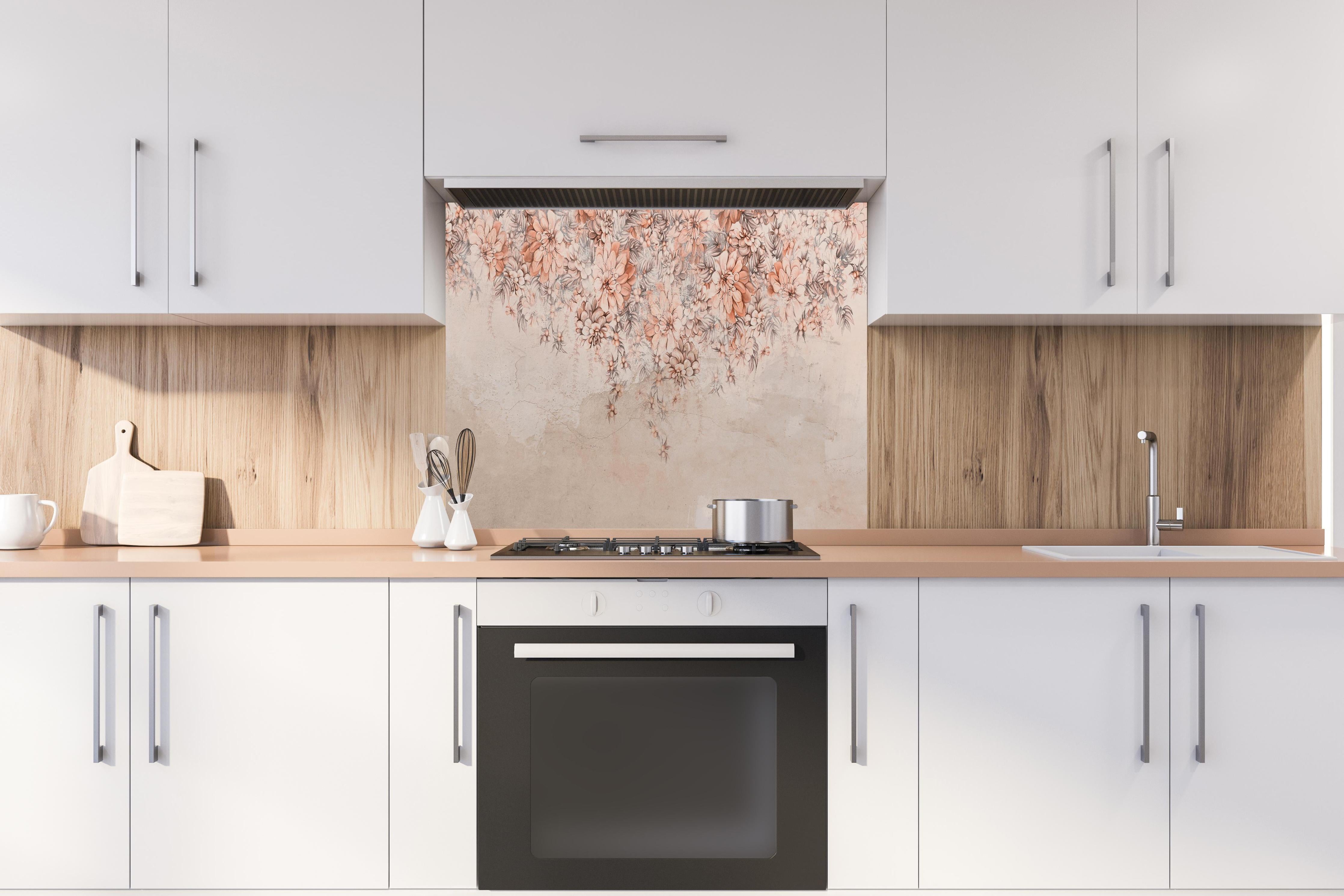 Spritzschutz - Blumige Grunge Darstellung hinter einem Cerankochfeld zwischen Holz-Kochutensilien