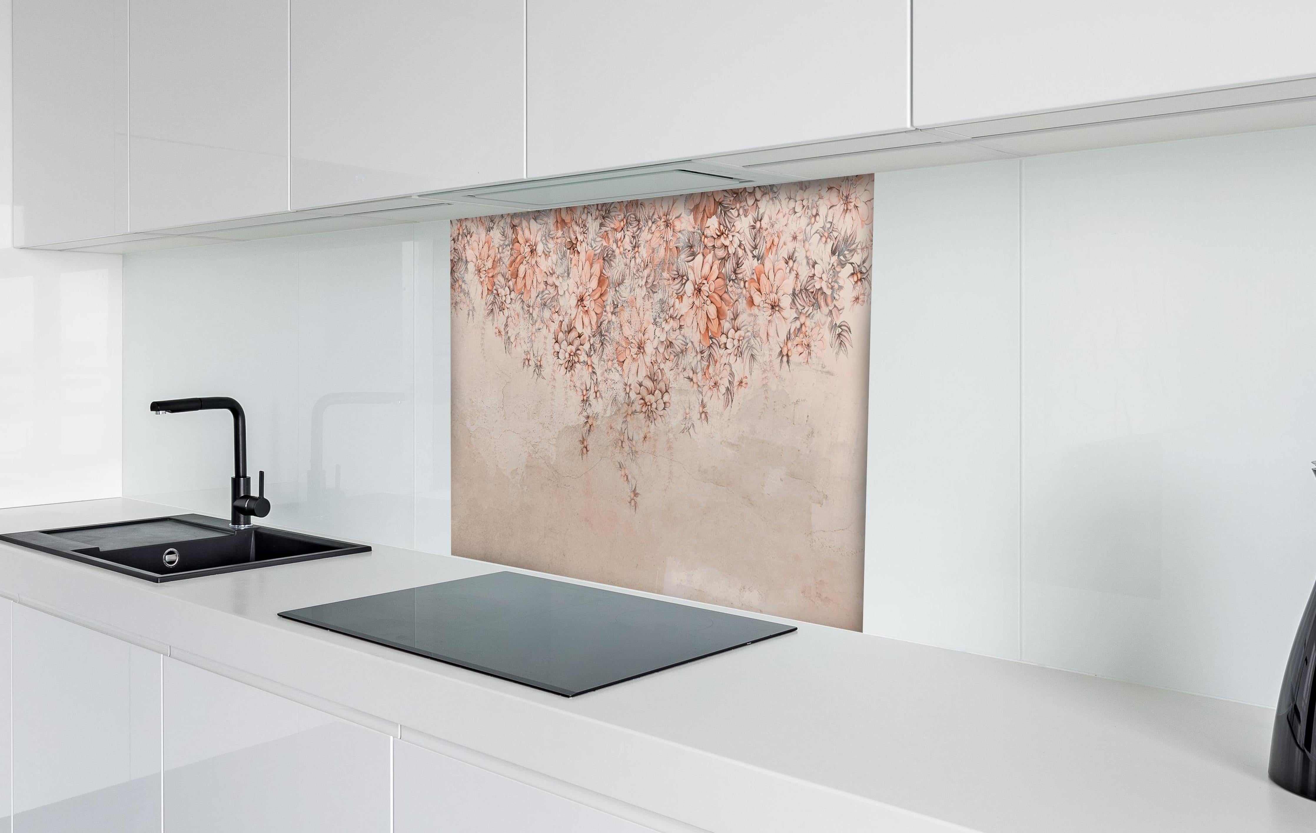 Spritzschutz - Blumige Grunge Darstellung hinter einem Cerankochfeld zwischen Holz-Kochutensilien