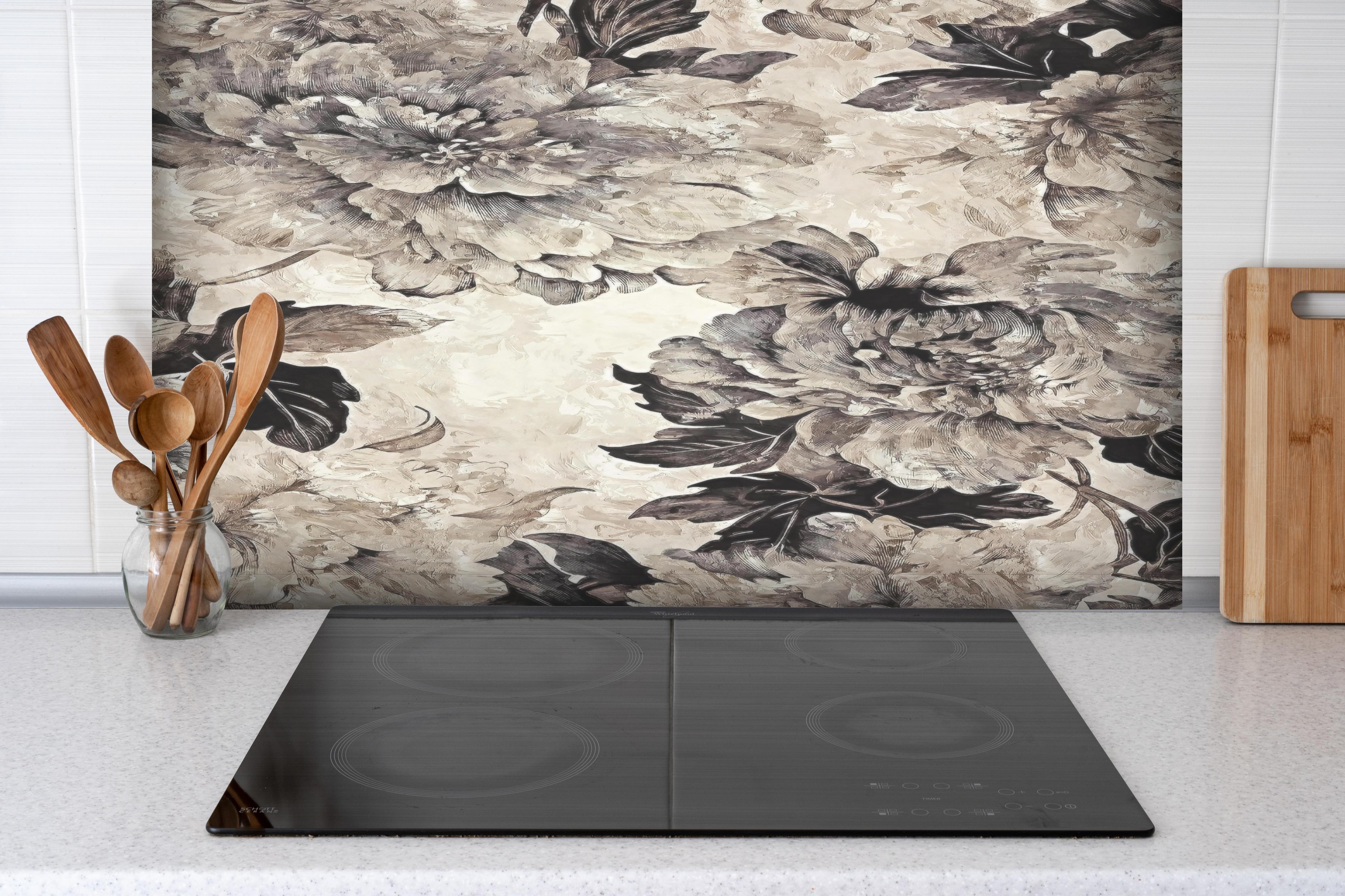 Spritzschutz - Blumiges Grau-Beige Muster Poster hinter einem Cerankochfeld zwischen Holz-Kochutensilien