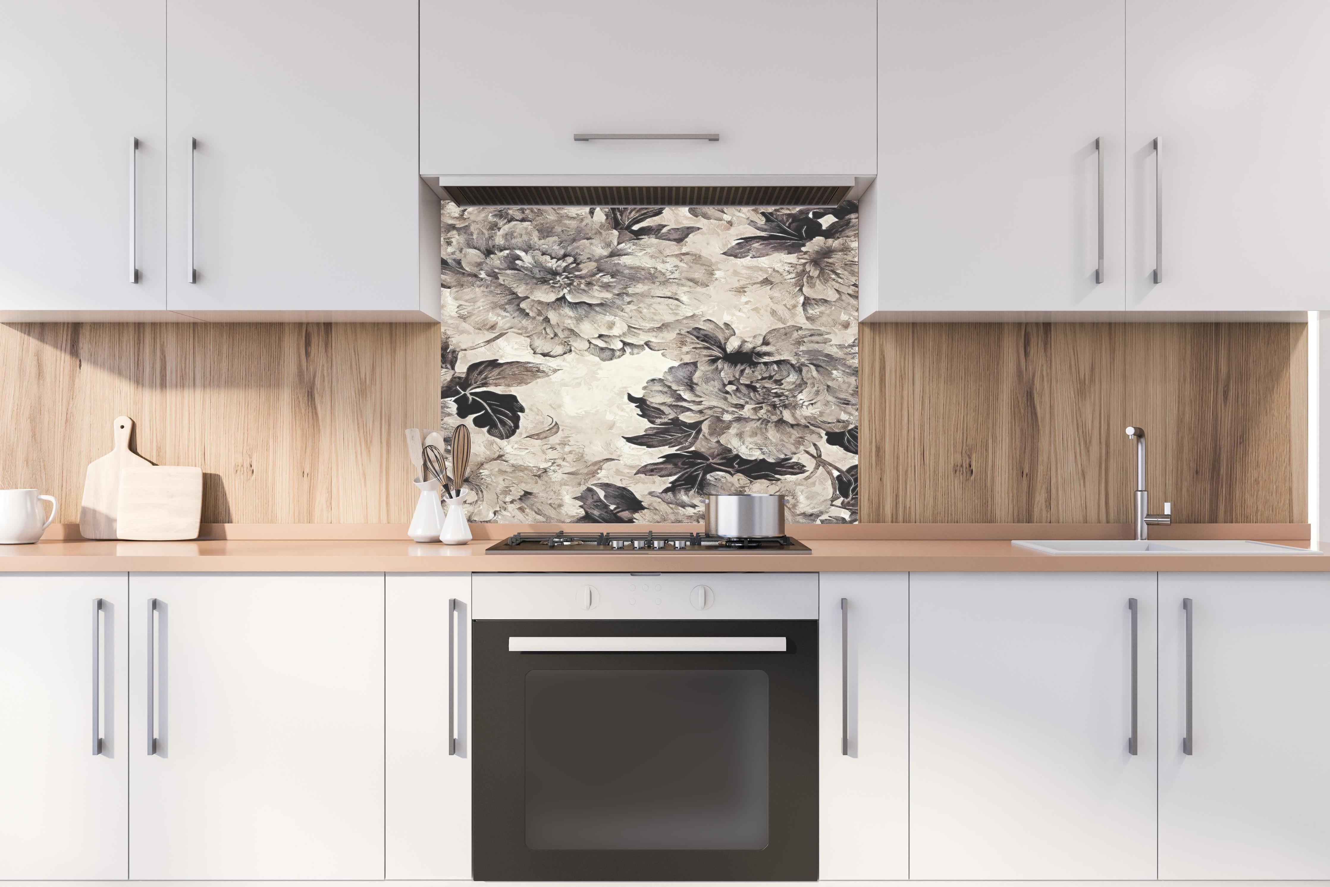 Spritzschutz - Blumiges Grau-Beige Muster Poster hinter einem Cerankochfeld zwischen Holz-Kochutensilien