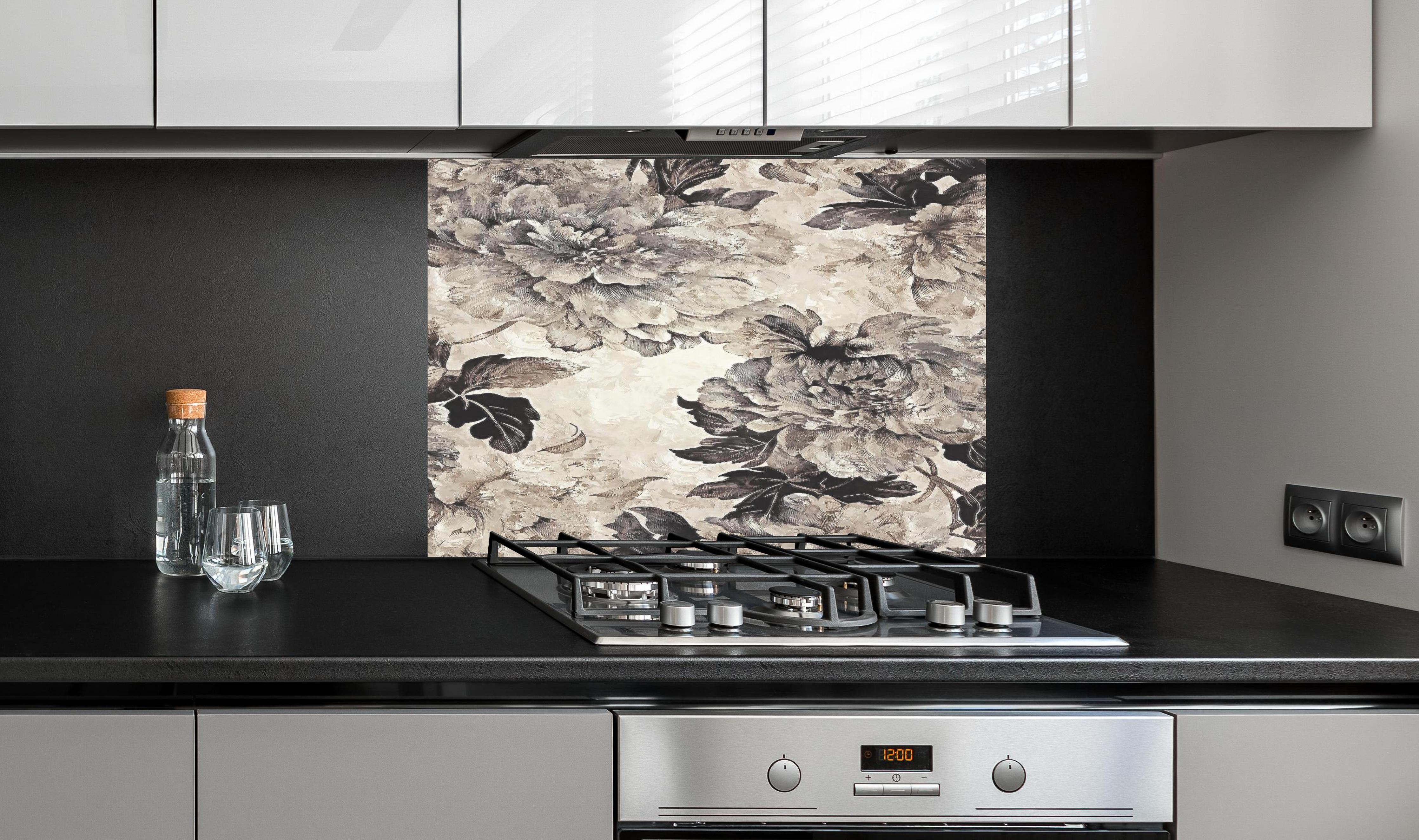 Spritzschutz - Blumiges Grau-Beige Muster Poster hinter einem Cerankochfeld zwischen Holz-Kochutensilien