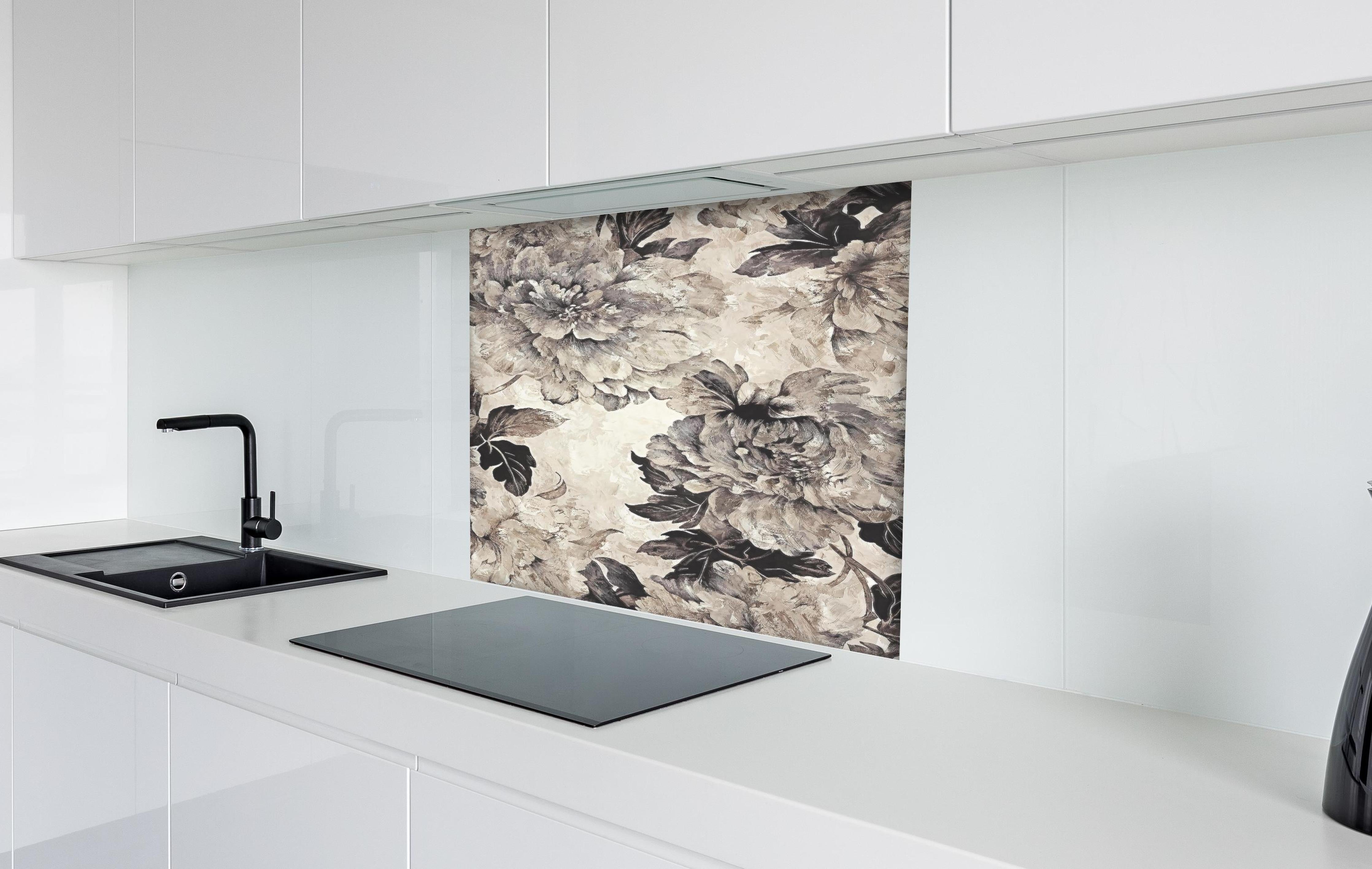 Spritzschutz - Blumiges Grau-Beige Muster Poster hinter einem Cerankochfeld zwischen Holz-Kochutensilien