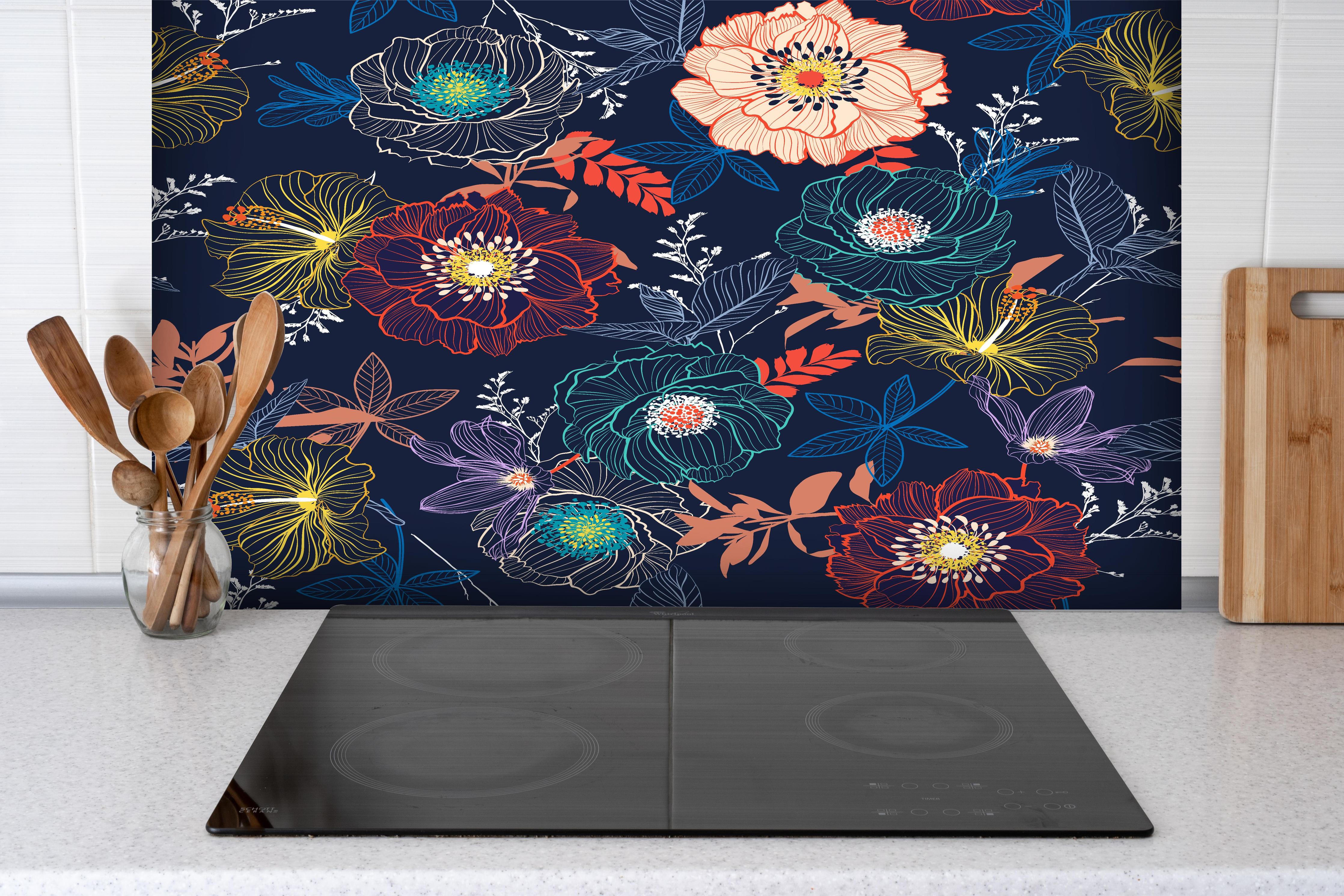 Spritzschutz - Blumiges Muster Dunkelbunt Illustration hinter einem Cerankochfeld zwischen Holz-Kochutensilien