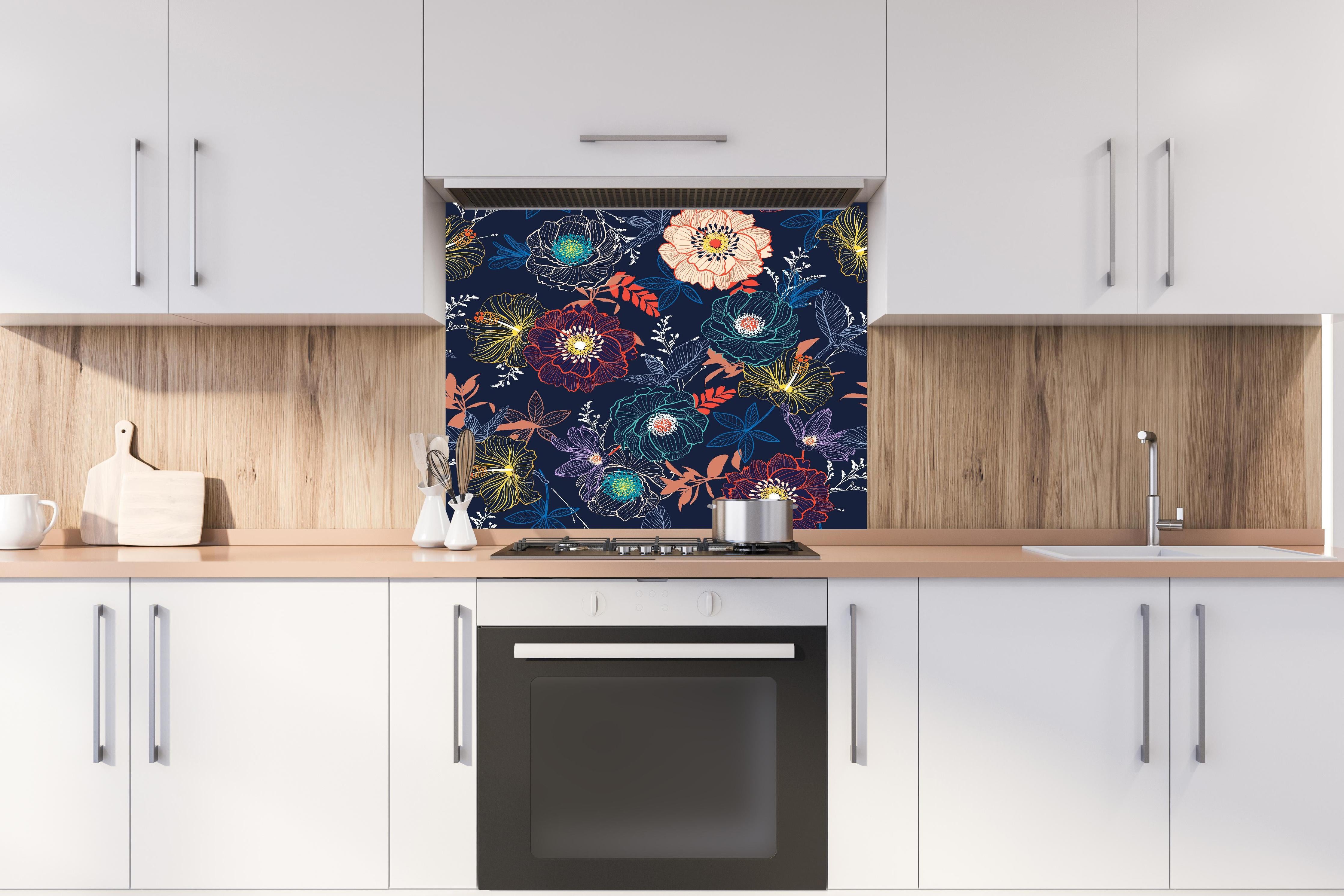 Spritzschutz - Blumiges Muster Dunkelbunt Illustration hinter einem Cerankochfeld zwischen Holz-Kochutensilien