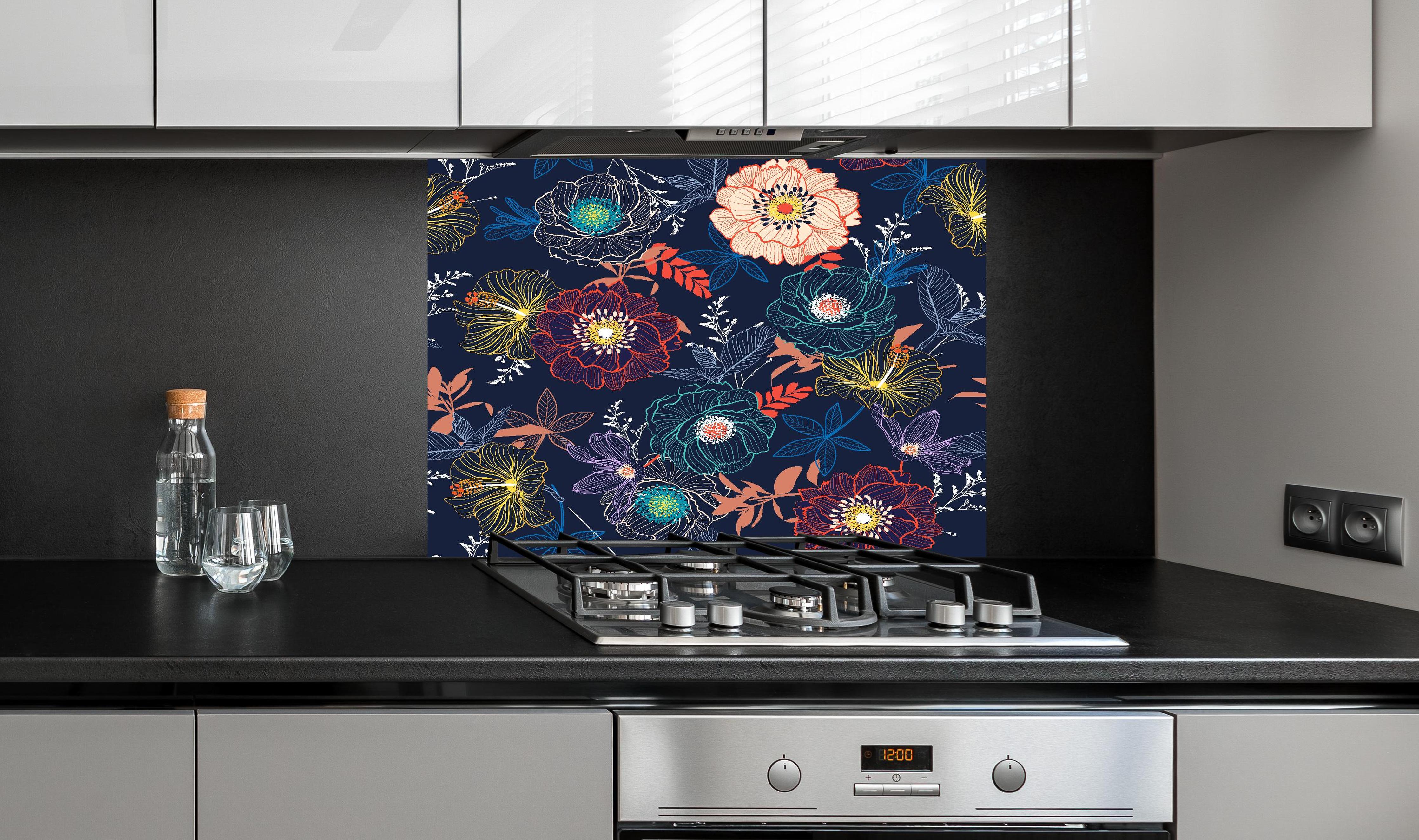 Spritzschutz - Blumiges Muster Dunkelbunt Illustration hinter einem Cerankochfeld zwischen Holz-Kochutensilien