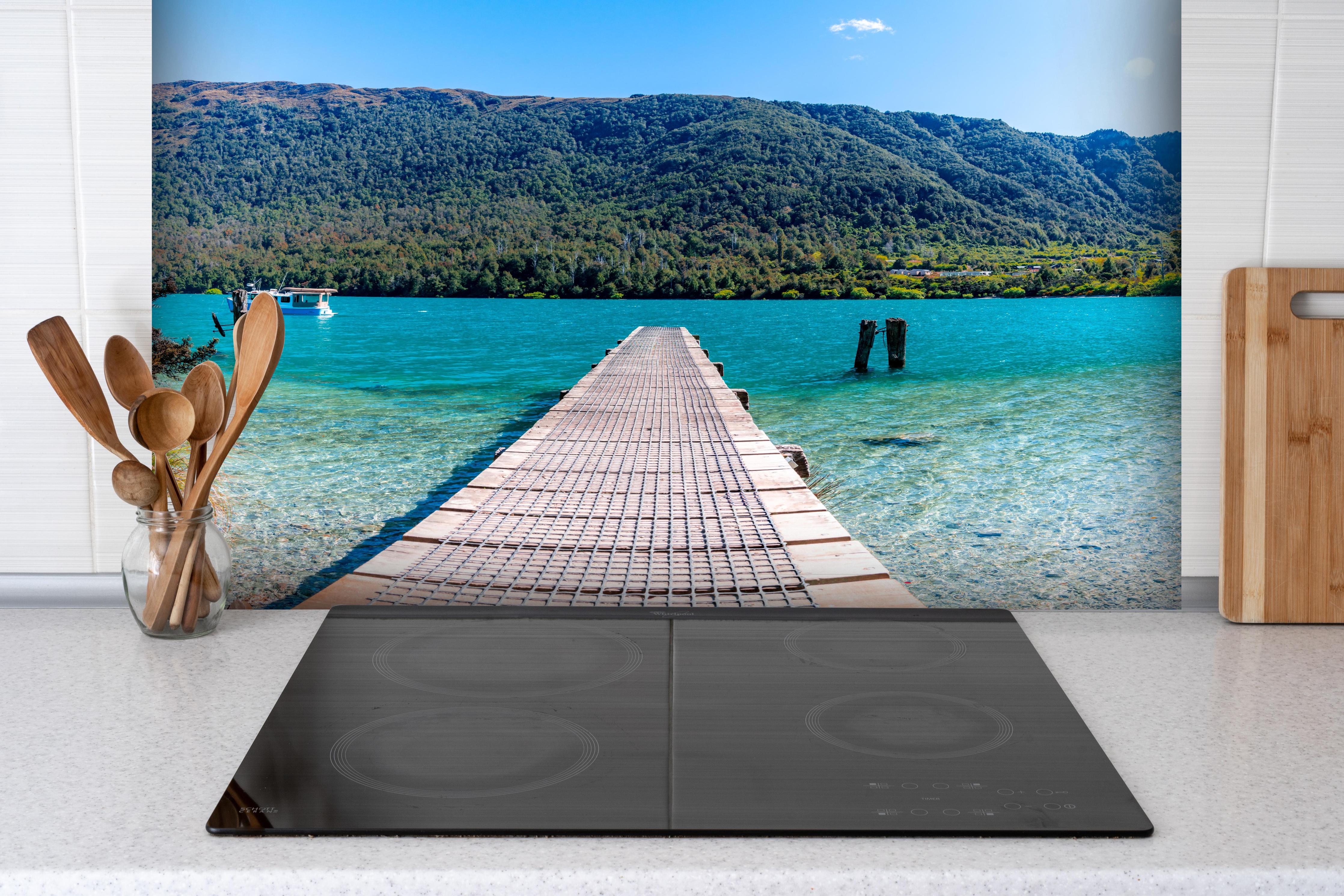 Spritzschutz - Bob's Cove Bucht in Neuseeland hinter einem Cerankochfeld zwischen Holz-Kochutensilien