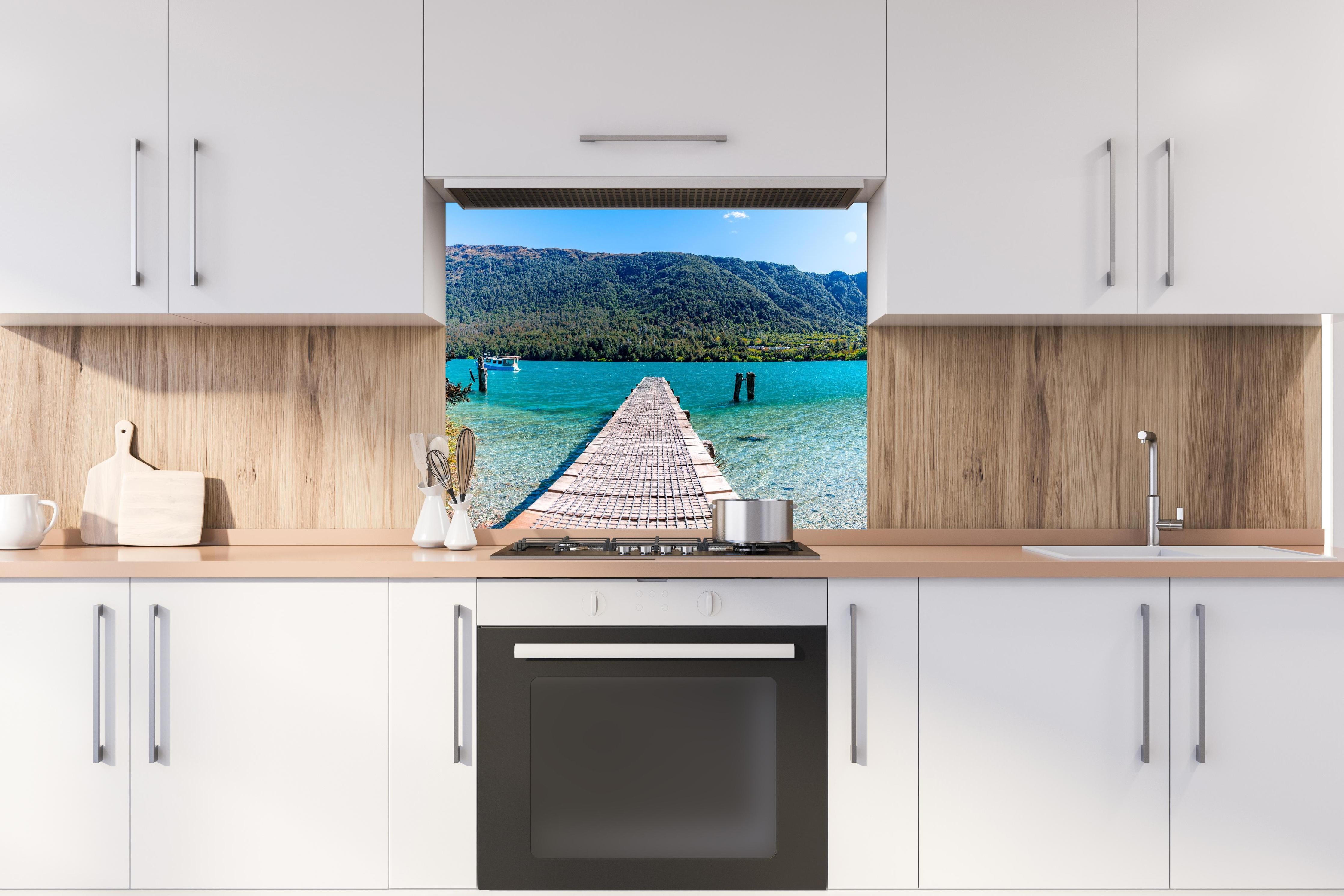 Spritzschutz - Bob's Cove Bucht in Neuseeland hinter einem Cerankochfeld zwischen Holz-Kochutensilien