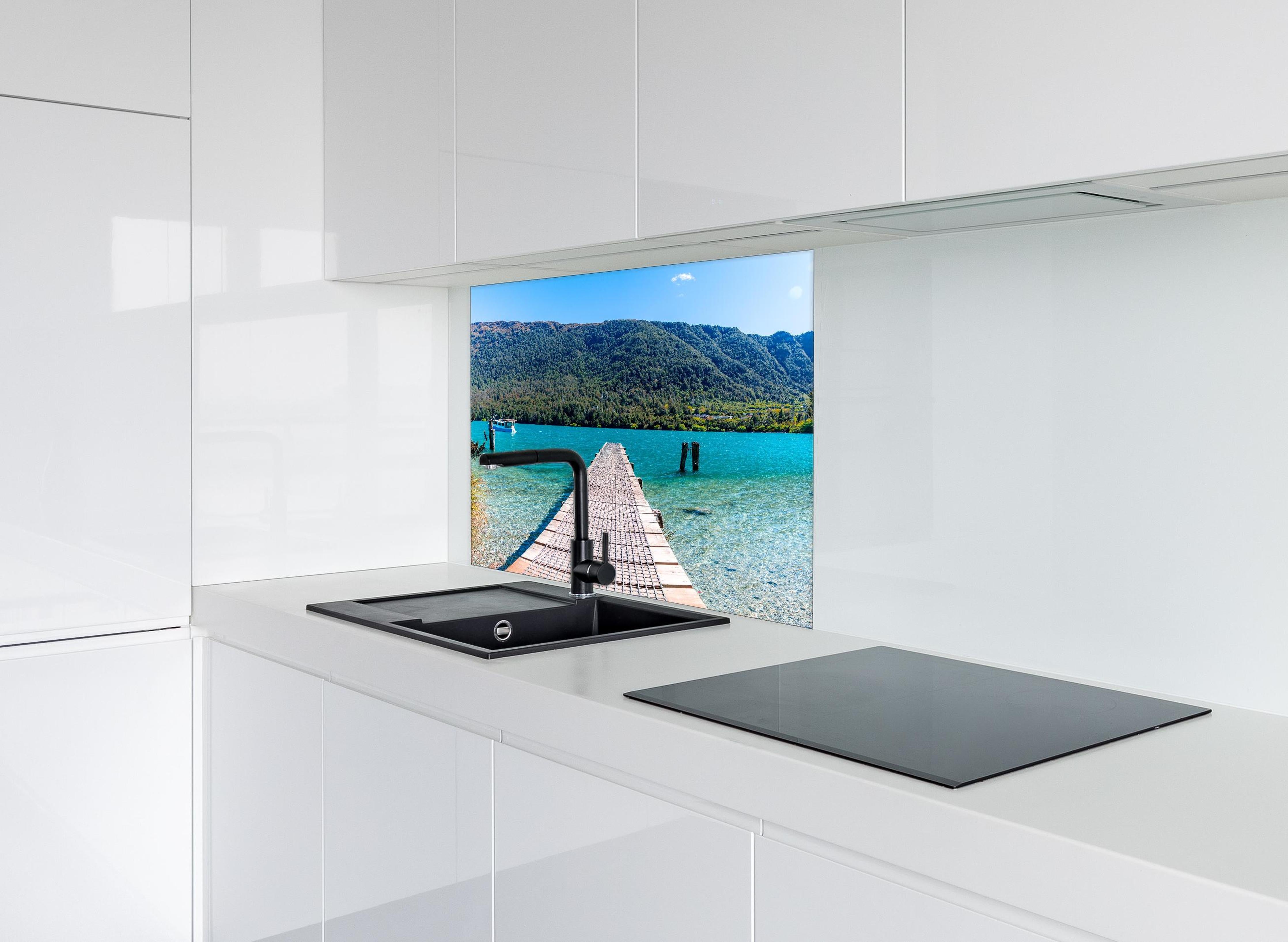 Spritzschutz - Bob's Cove Bucht in Neuseeland hinter einem Cerankochfeld zwischen Holz-Kochutensilien