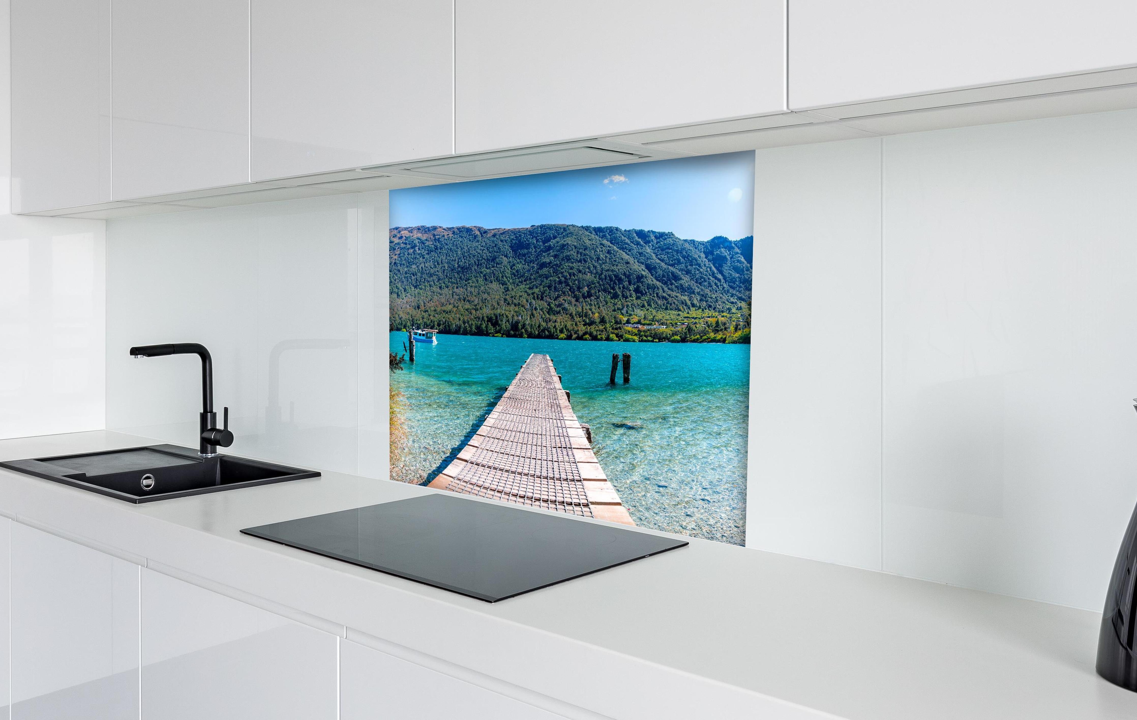 Spritzschutz - Bob's Cove Bucht in Neuseeland hinter einem Cerankochfeld zwischen Holz-Kochutensilien