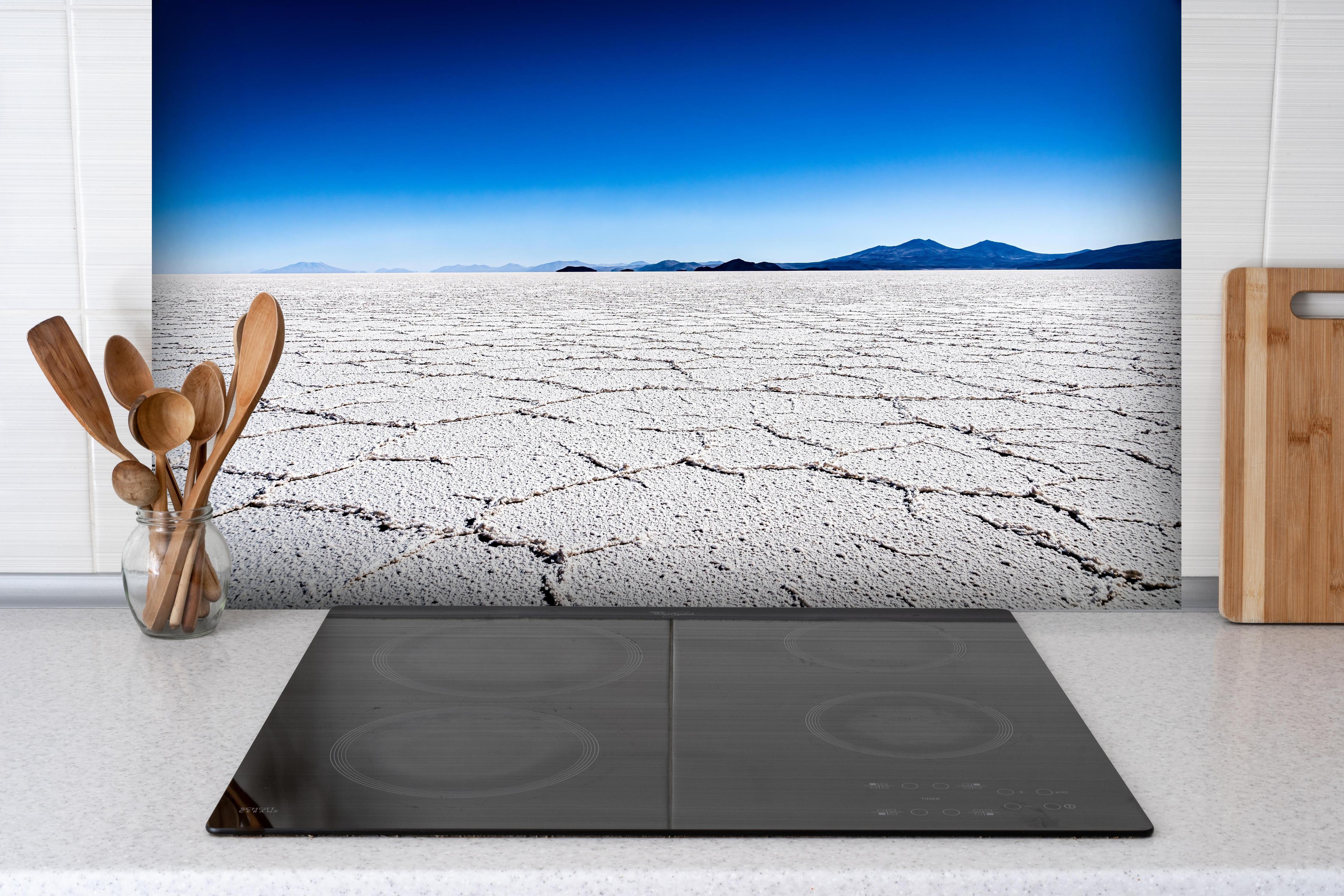 Spritzschutz - Bolivien Salar Uyuni Weiß-Blau Himmel hinter einem Cerankochfeld zwischen Holz-Kochutensilien