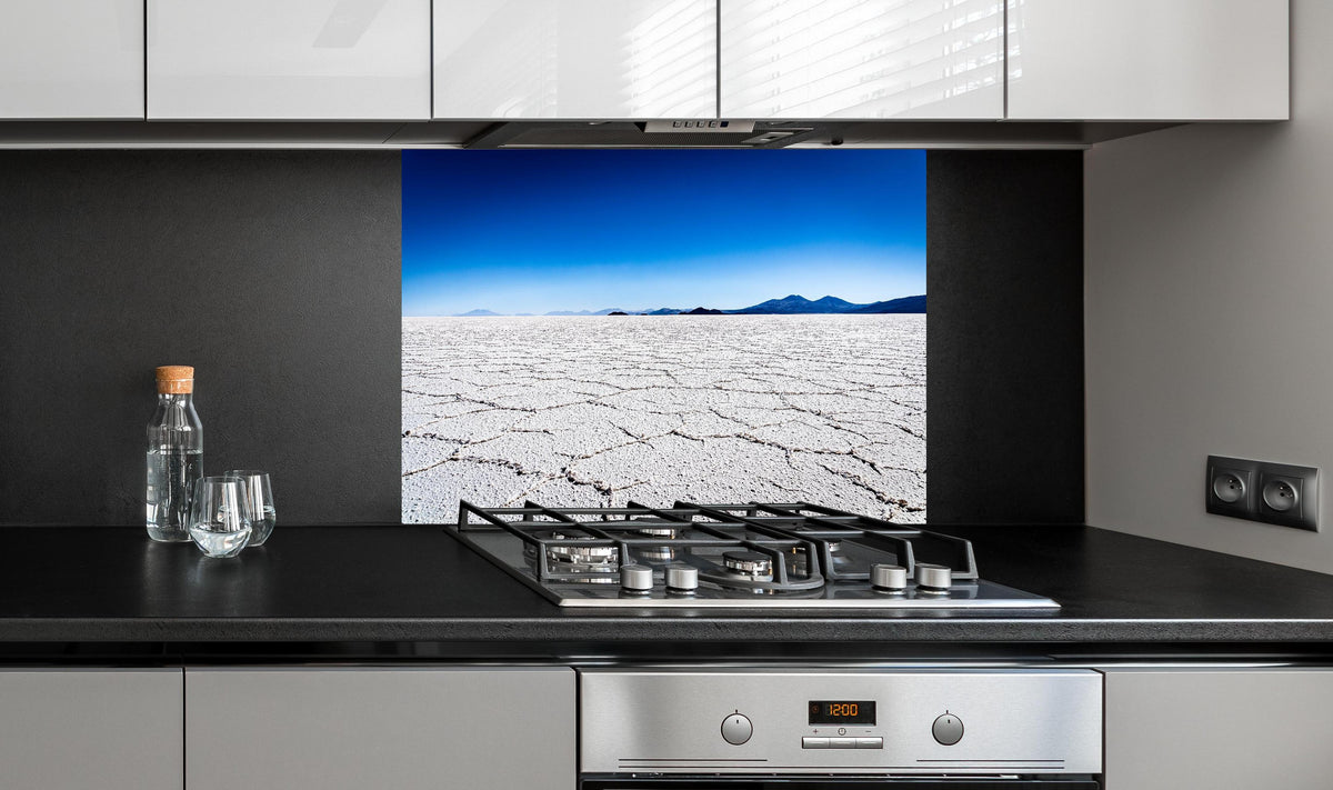 Spritzschutz - Bolivien Salar Uyuni Weiß-Blau Himmel hinter einem Cerankochfeld zwischen Holz-Kochutensilien