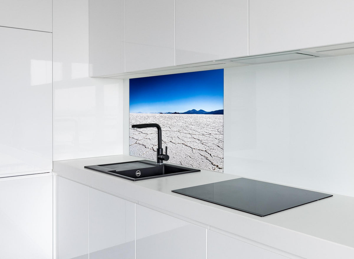 Spritzschutz - Bolivien Salar Uyuni Weiß-Blau Himmel hinter einem Cerankochfeld zwischen Holz-Kochutensilien