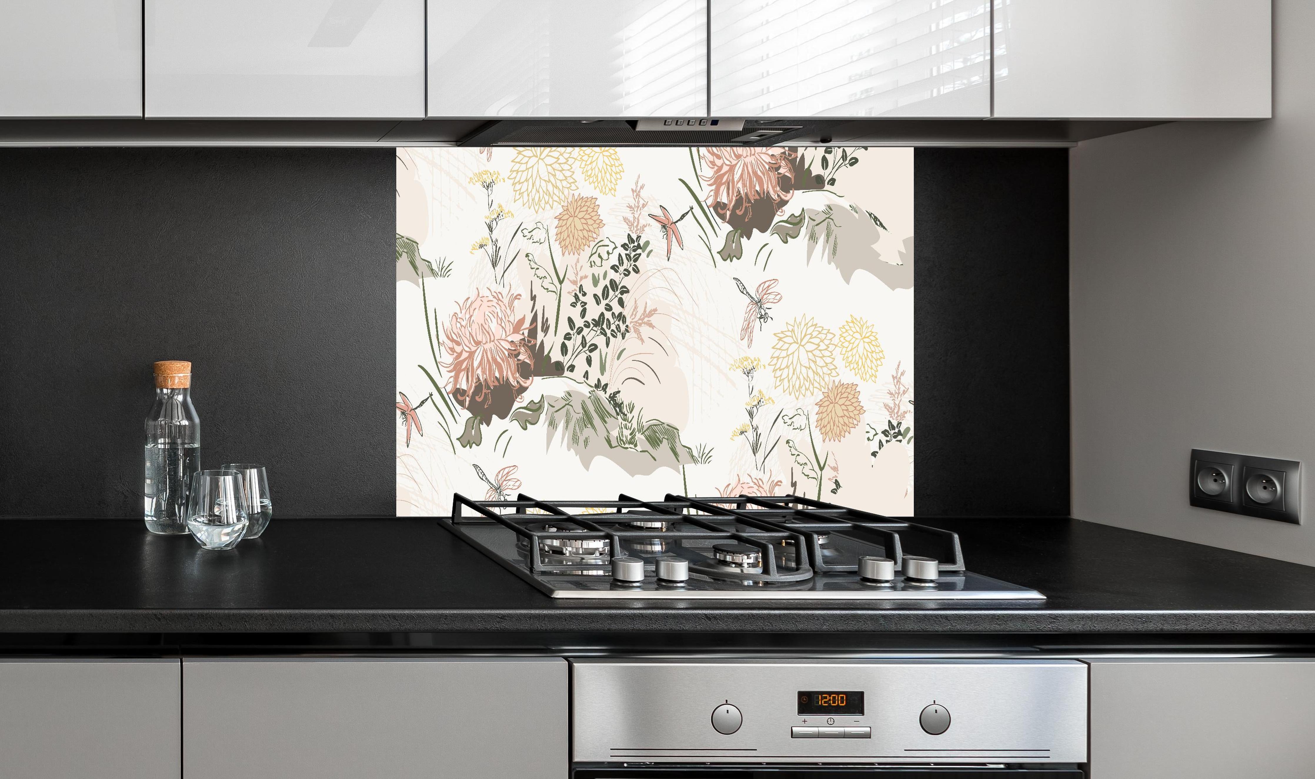 Spritzschutz - Botanik Tapetenmuster Beige Grün Rosa hinter einem Cerankochfeld zwischen Holz-Kochutensilien
