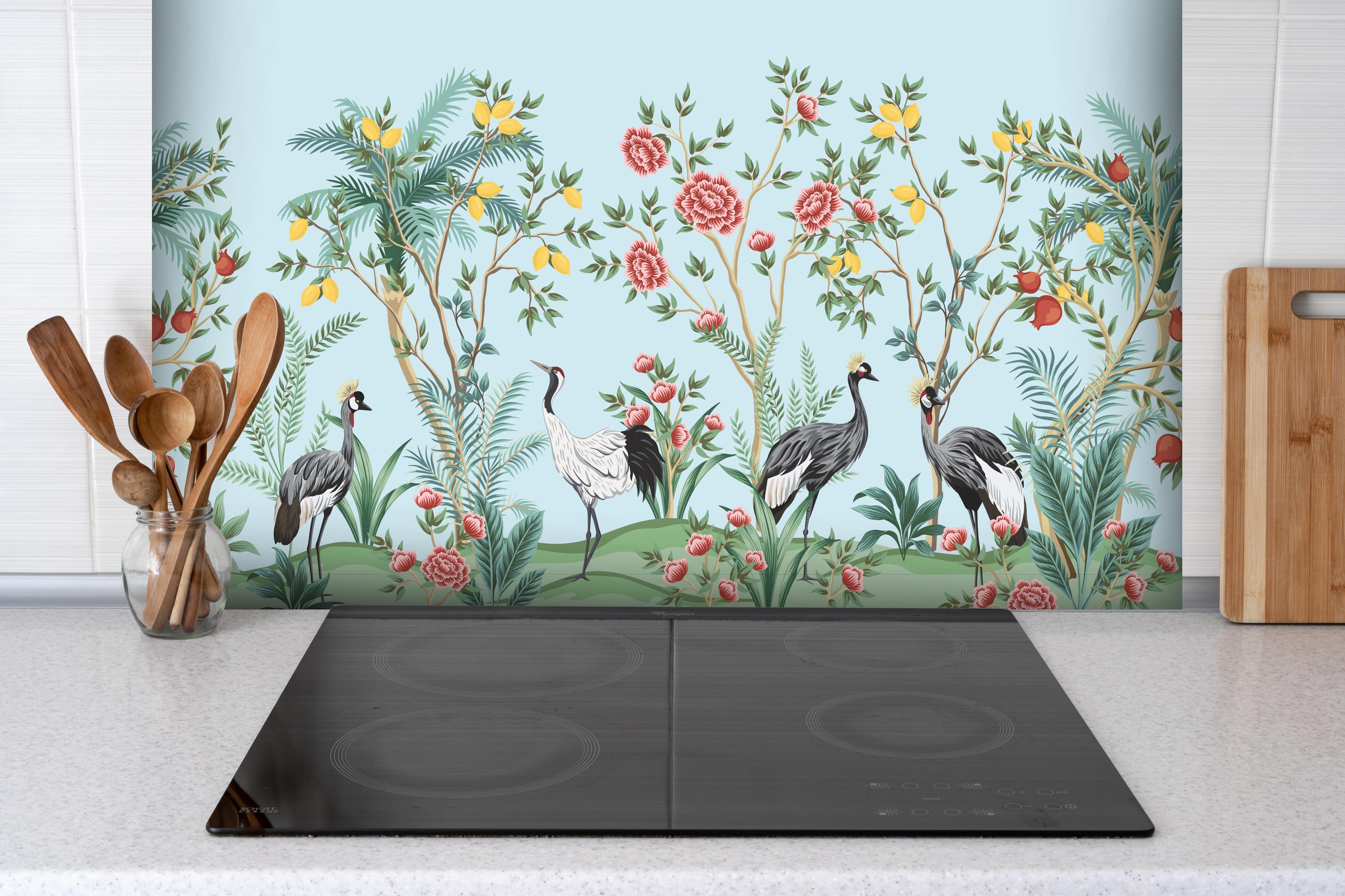 Spritzschutz - Botanische Tapete mit exotischen Vögeln hinter einem Cerankochfeld zwischen Holz-Kochutensilien