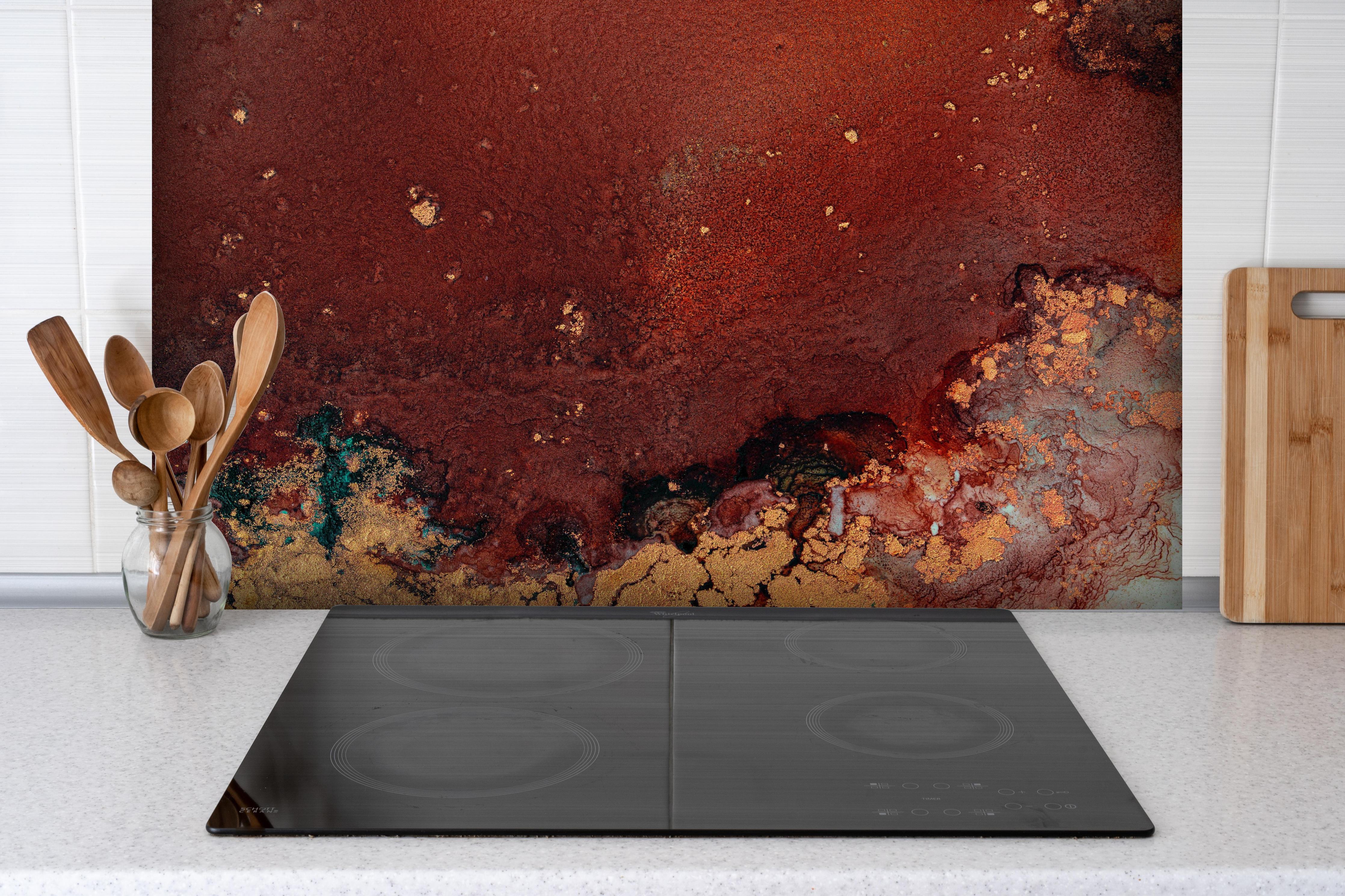 Spritzschutz - Bräunliche Marmor Textur - Flüssigmalerei hinter einem Cerankochfeld zwischen Holz-Kochutensilien