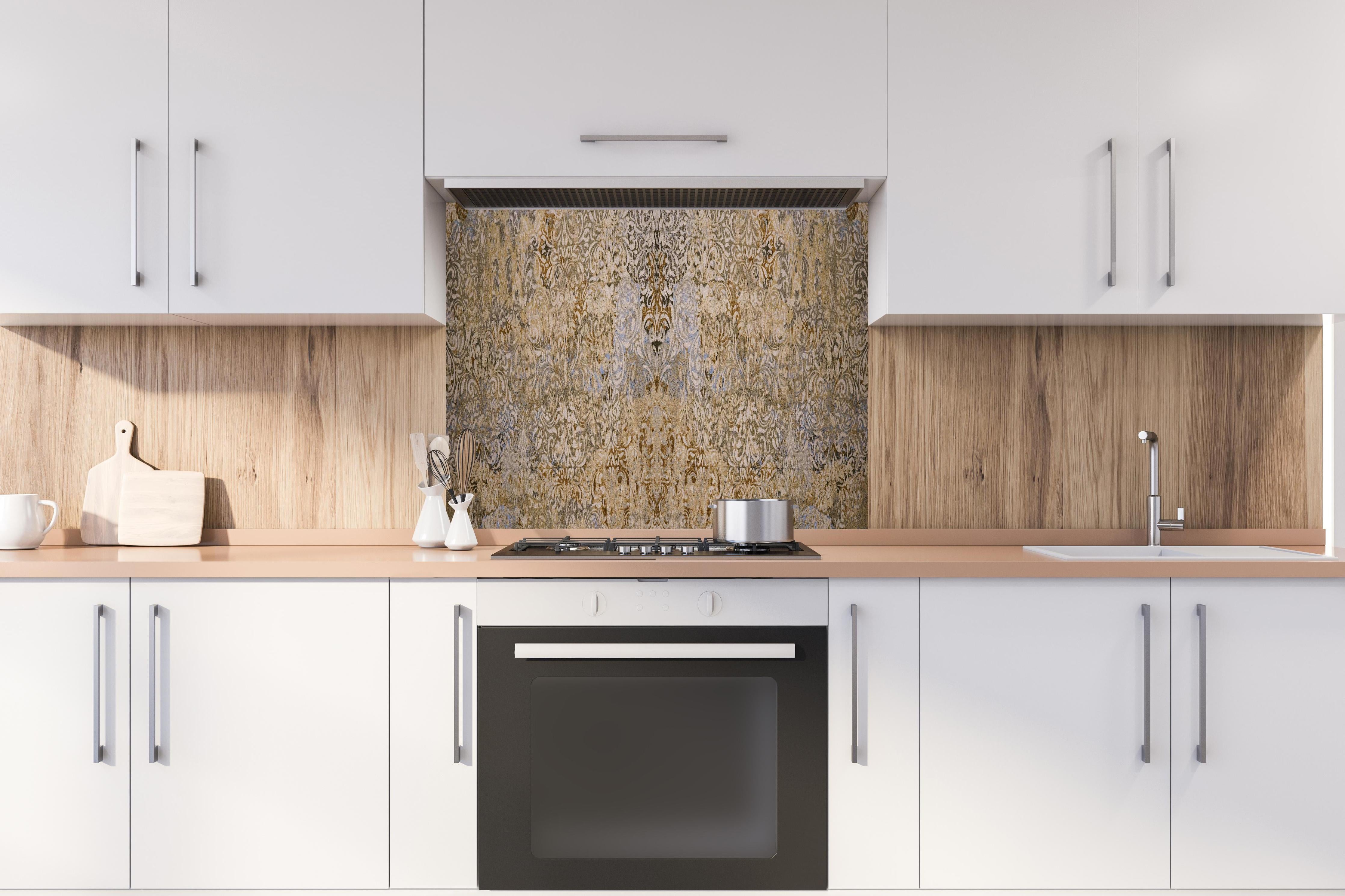 Spritzschutz - Bräunliche Vintage Tapete hinter einem Cerankochfeld zwischen Holz-Kochutensilien