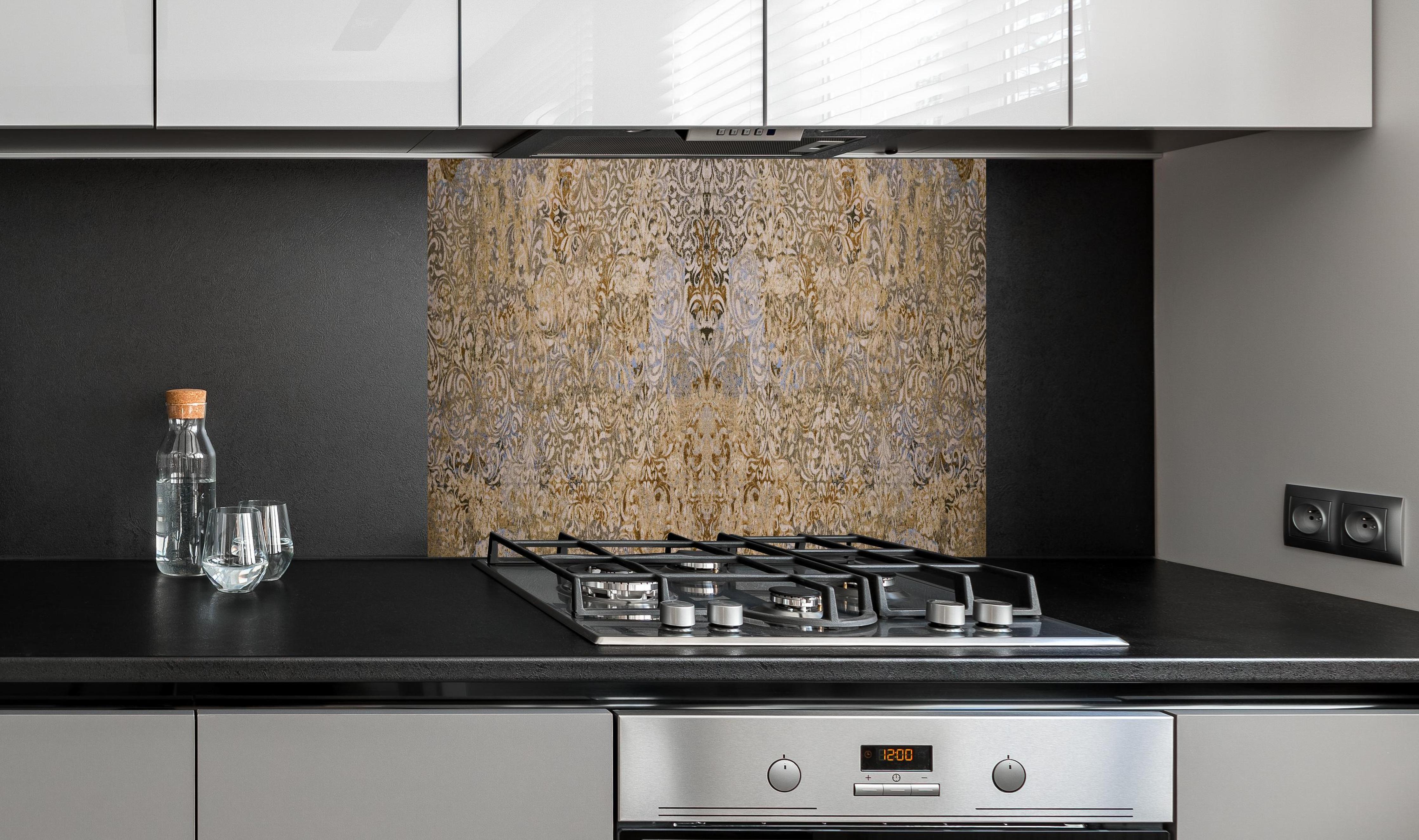 Spritzschutz - Bräunliche Vintage Tapete hinter einem Cerankochfeld zwischen Holz-Kochutensilien