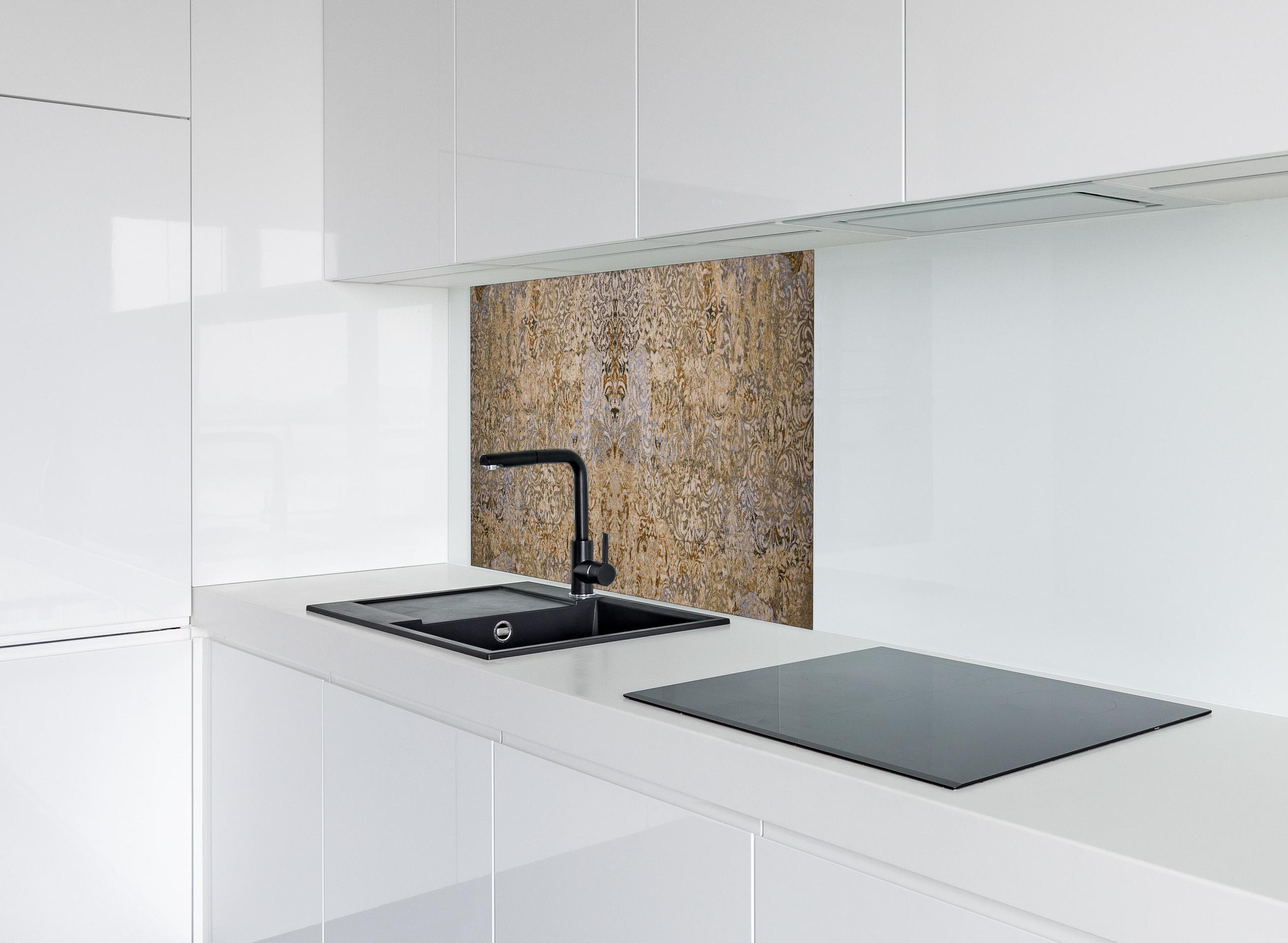 Spritzschutz - Bräunliche Vintage Tapete hinter einem Cerankochfeld zwischen Holz-Kochutensilien