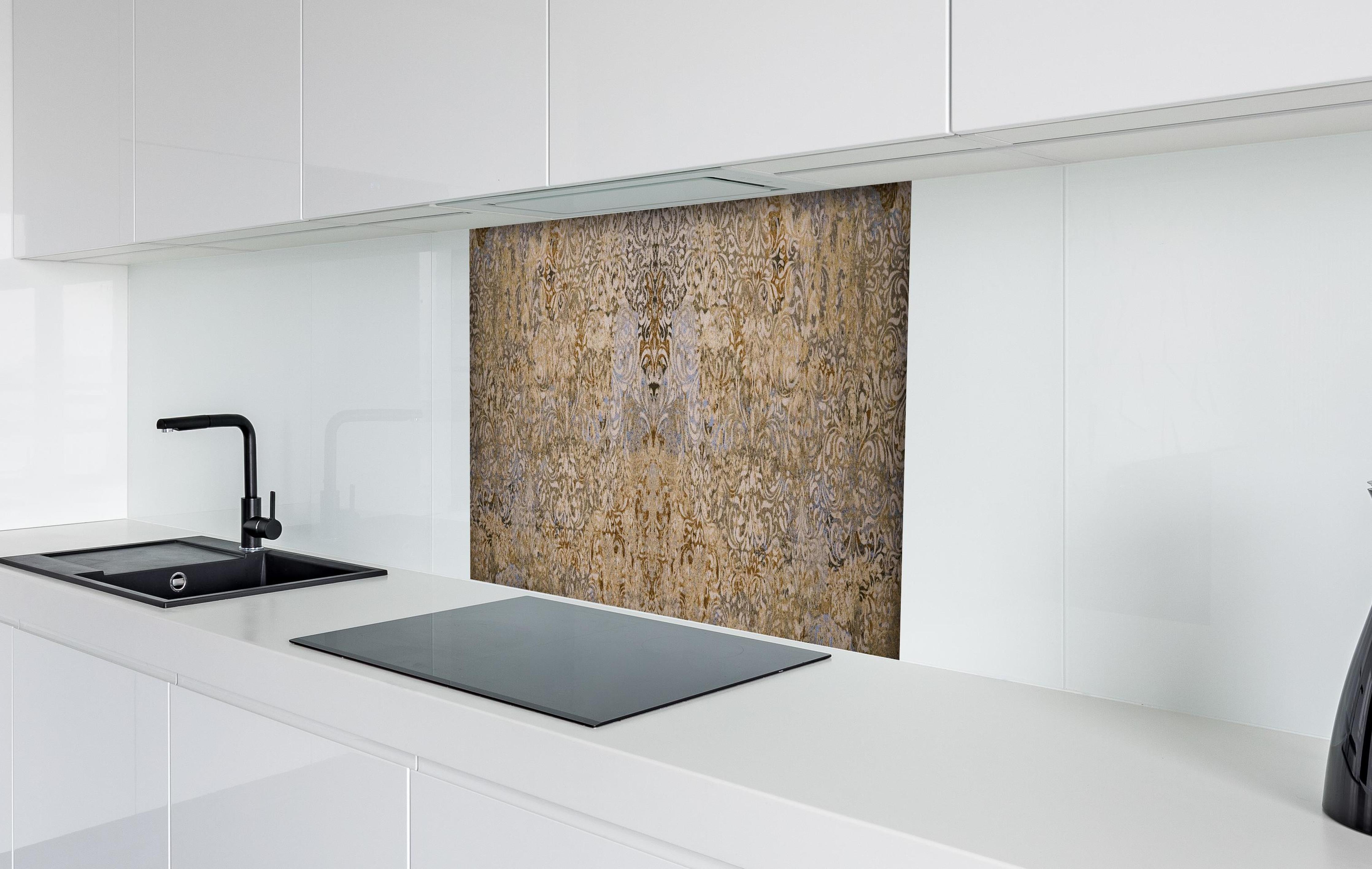 Spritzschutz - Bräunliche Vintage Tapete hinter einem Cerankochfeld zwischen Holz-Kochutensilien