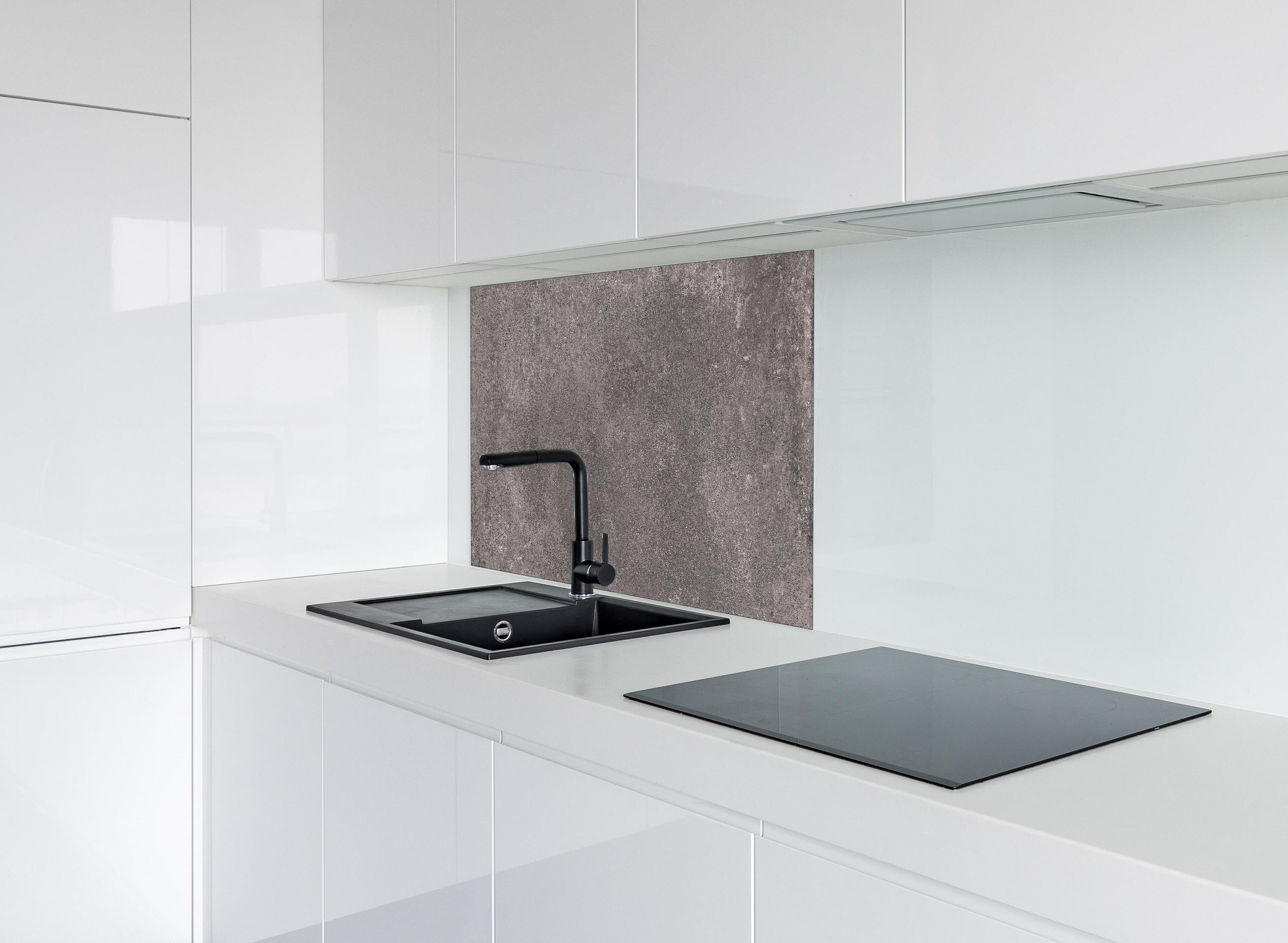 Spritzschutz - Bräunliche luxuriöse Marmortextur hinter einem Cerankochfeld zwischen Holz-Kochutensilien