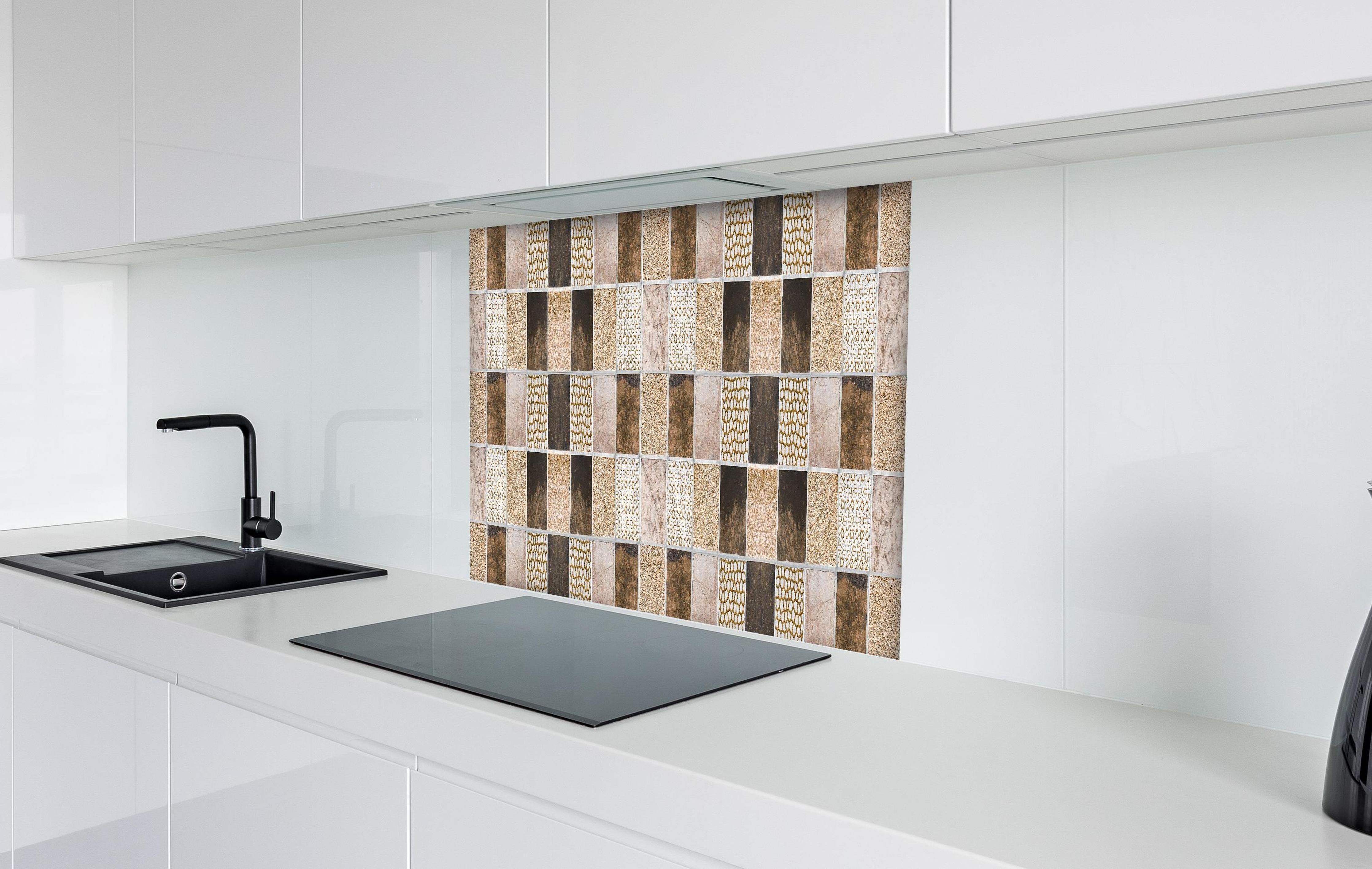 Spritzschutz - Bräunliche quadratische Mosaiktextur hinter einem Cerankochfeld zwischen Holz-Kochutensilien