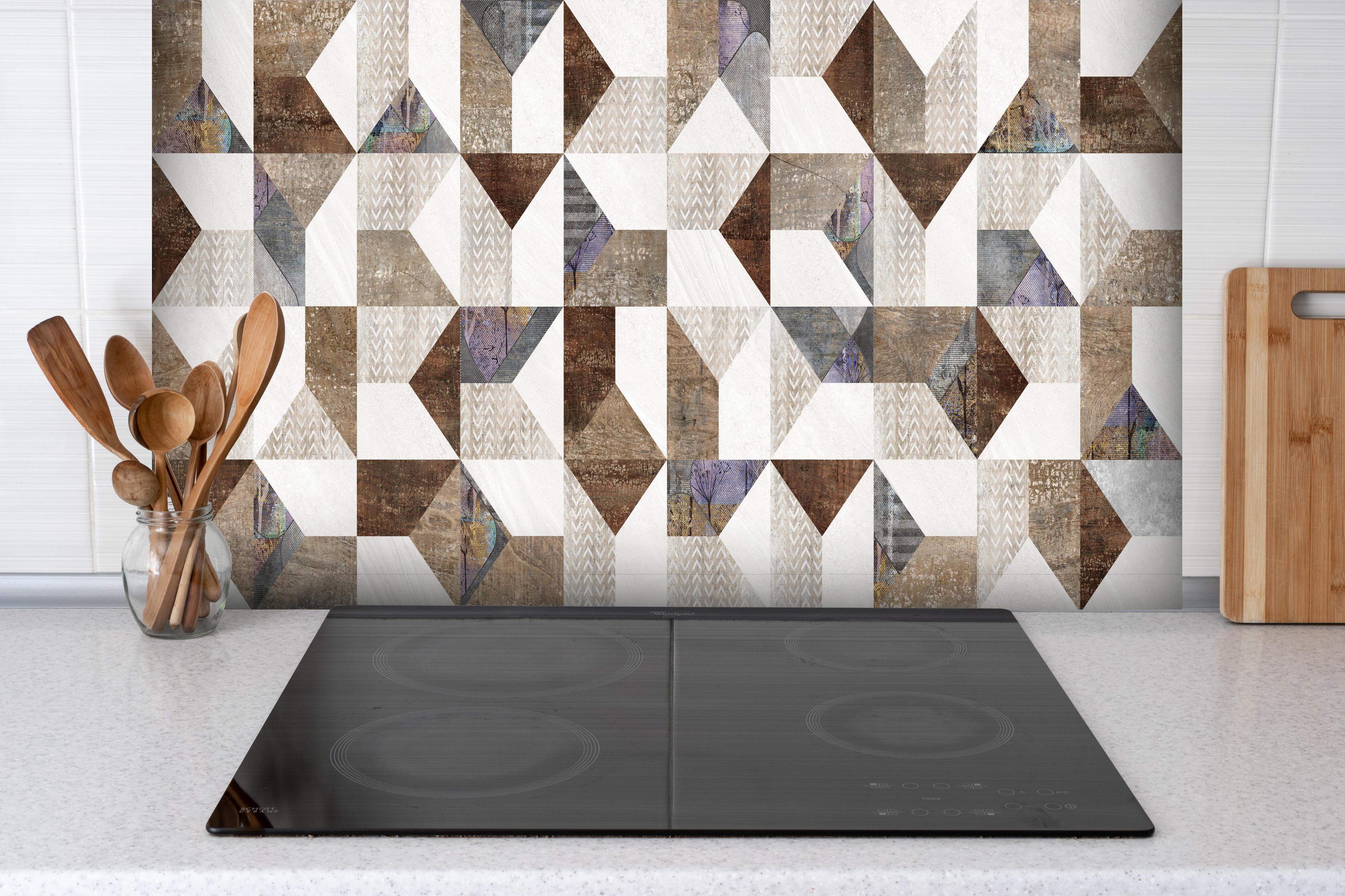 Spritzschutz - Bräunliches Fliesenmuster hinter einem Cerankochfeld zwischen Holz-Kochutensilien