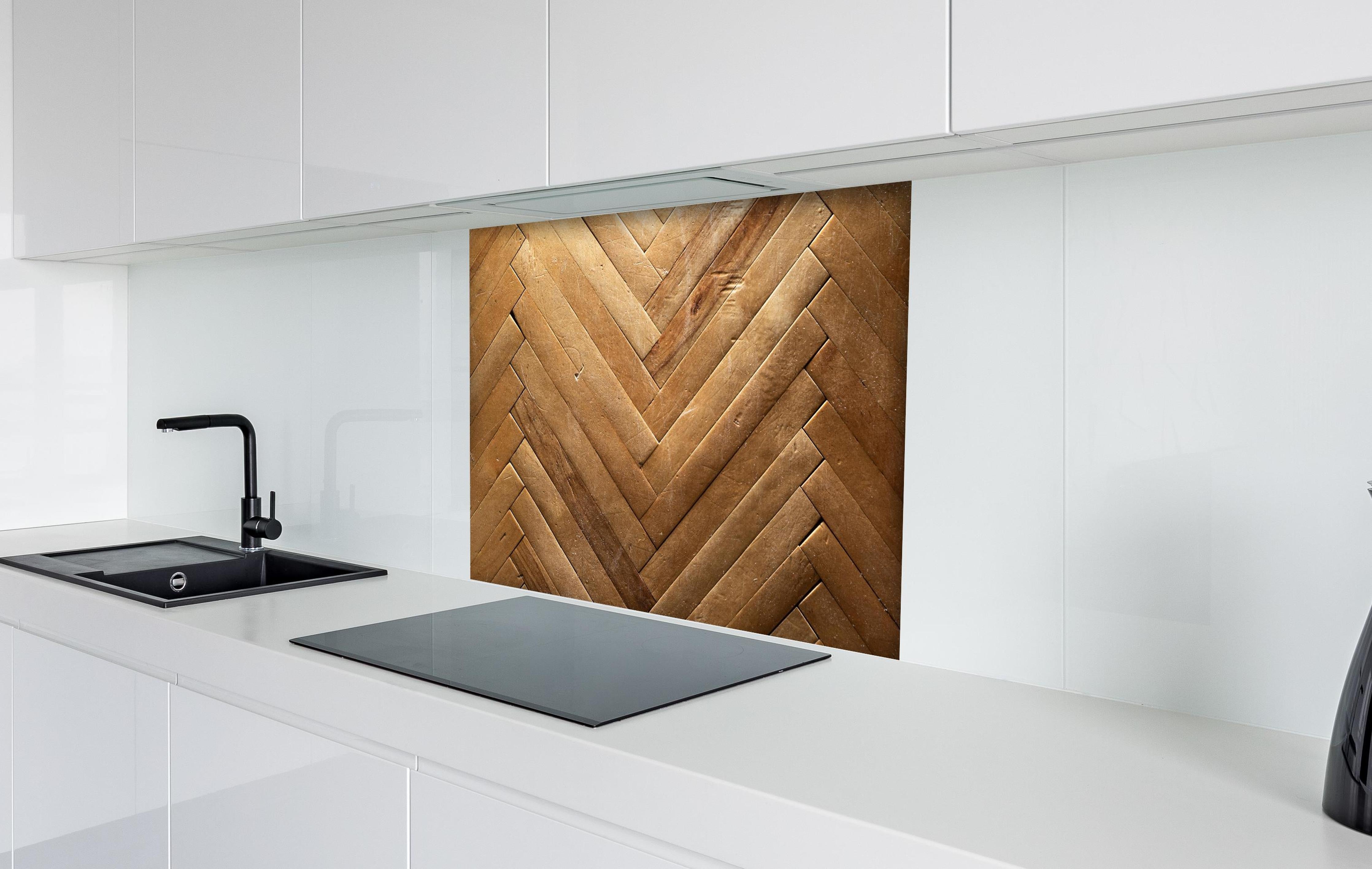 Spritzschutz - Bräunliches Holzbrett Muster hinter einem Cerankochfeld zwischen Holz-Kochutensilien