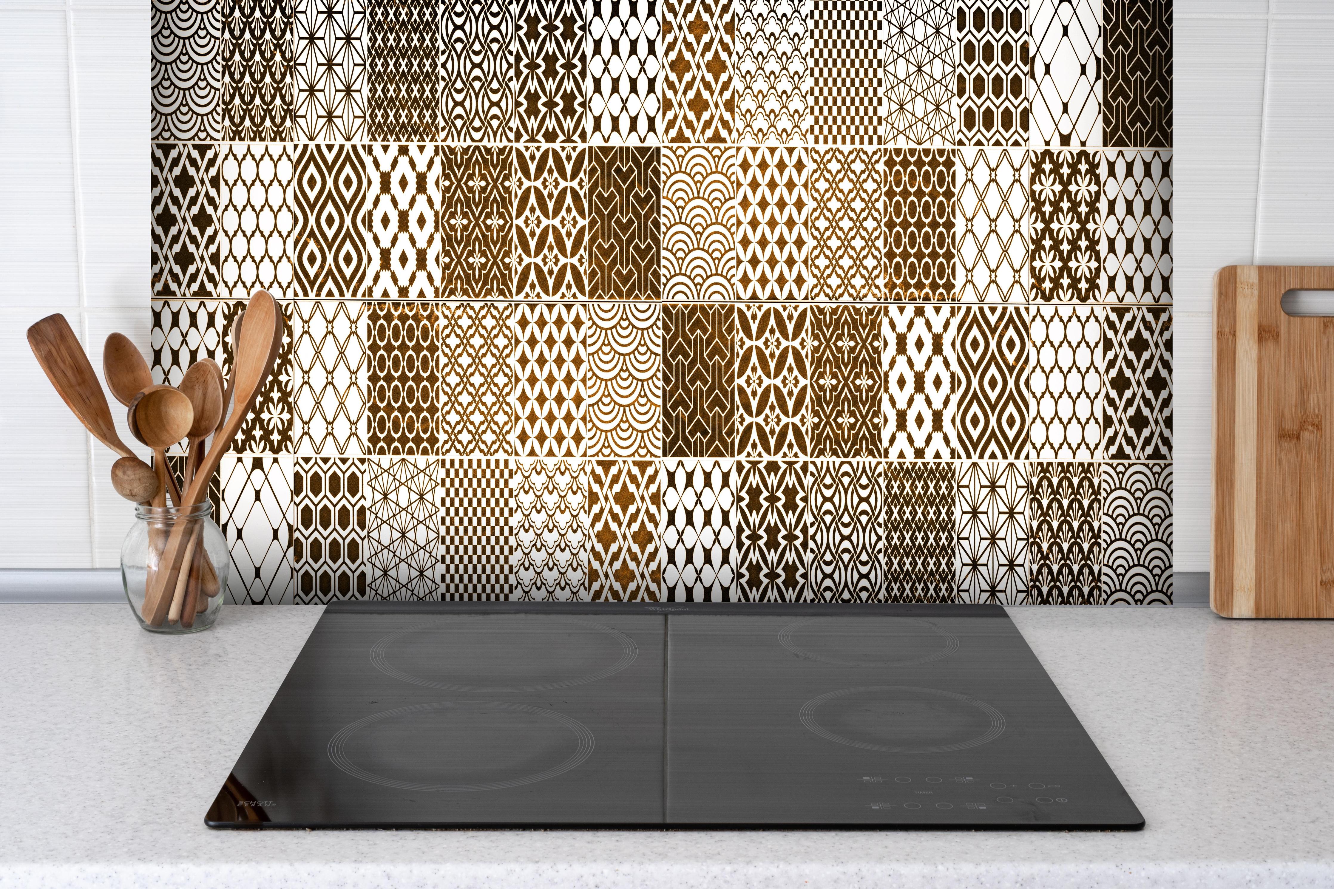 Spritzschutz - Braun-Beige geometrisch Mosaik hinter einem Cerankochfeld zwischen Holz-Kochutensilien