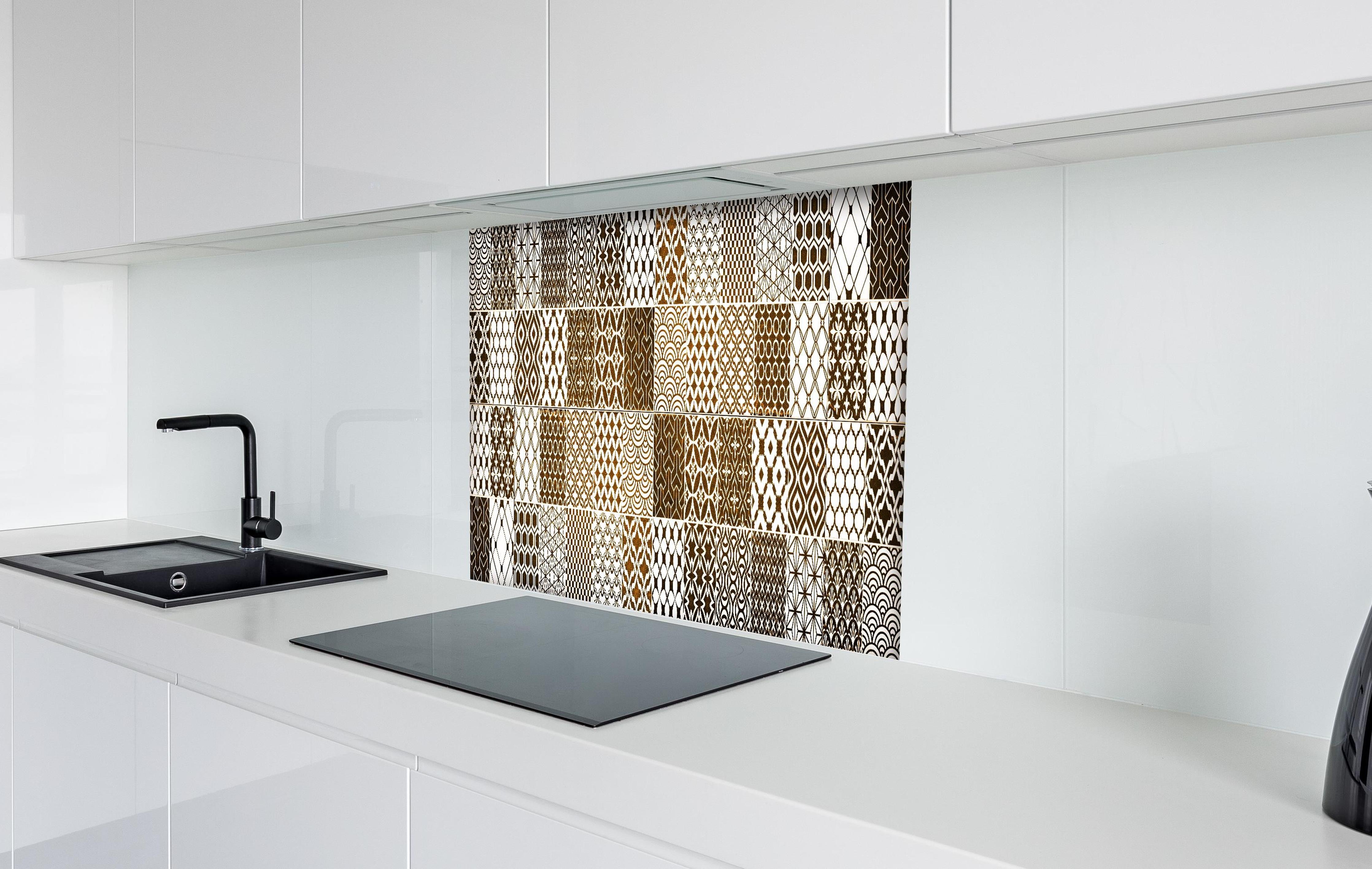 Spritzschutz - Braun-Beige geometrisch Mosaik hinter einem Cerankochfeld zwischen Holz-Kochutensilien