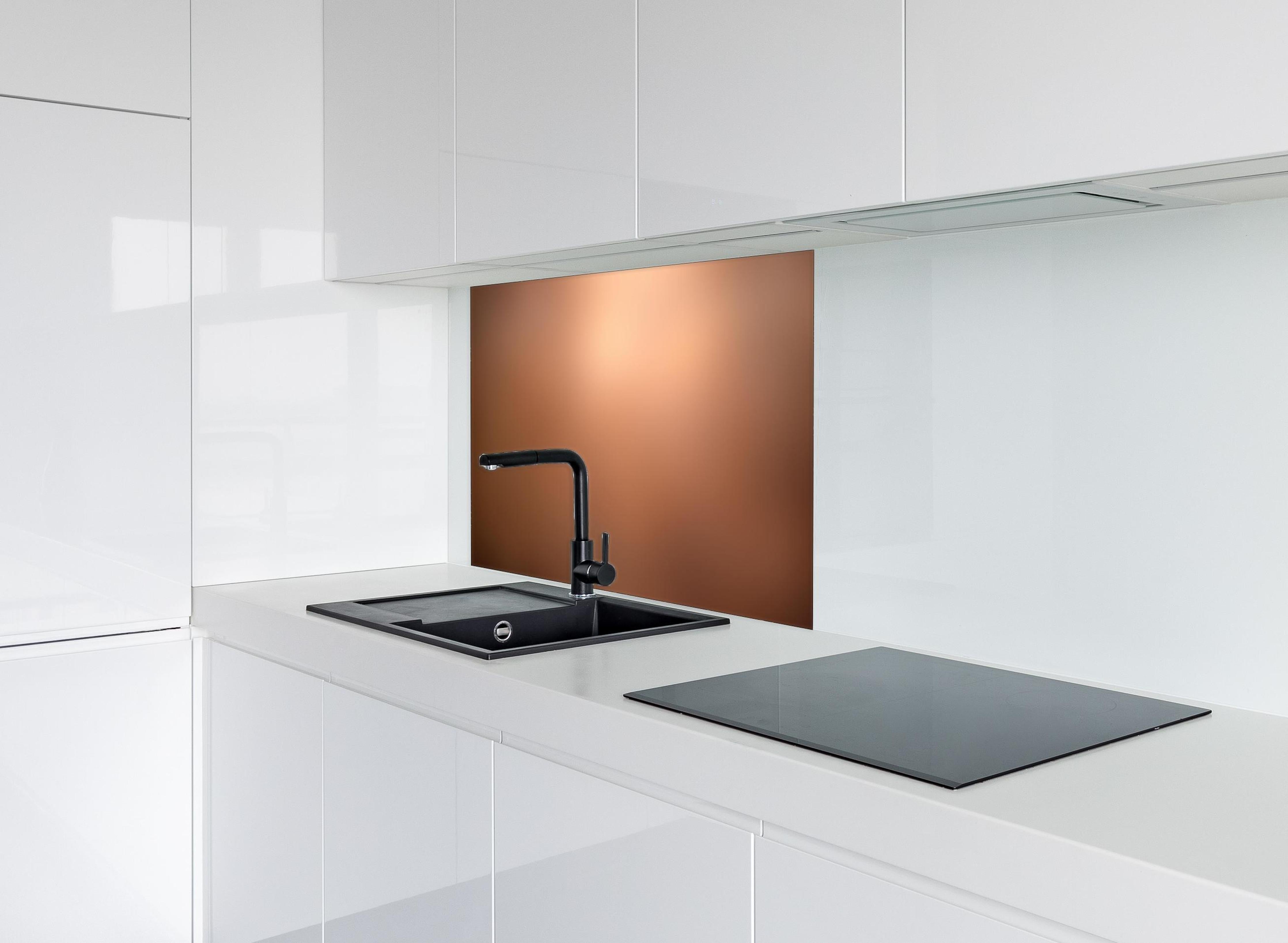 Spritzschutz - Braun, beiges Muster hinter einem Cerankochfeld zwischen Holz-Kochutensilien