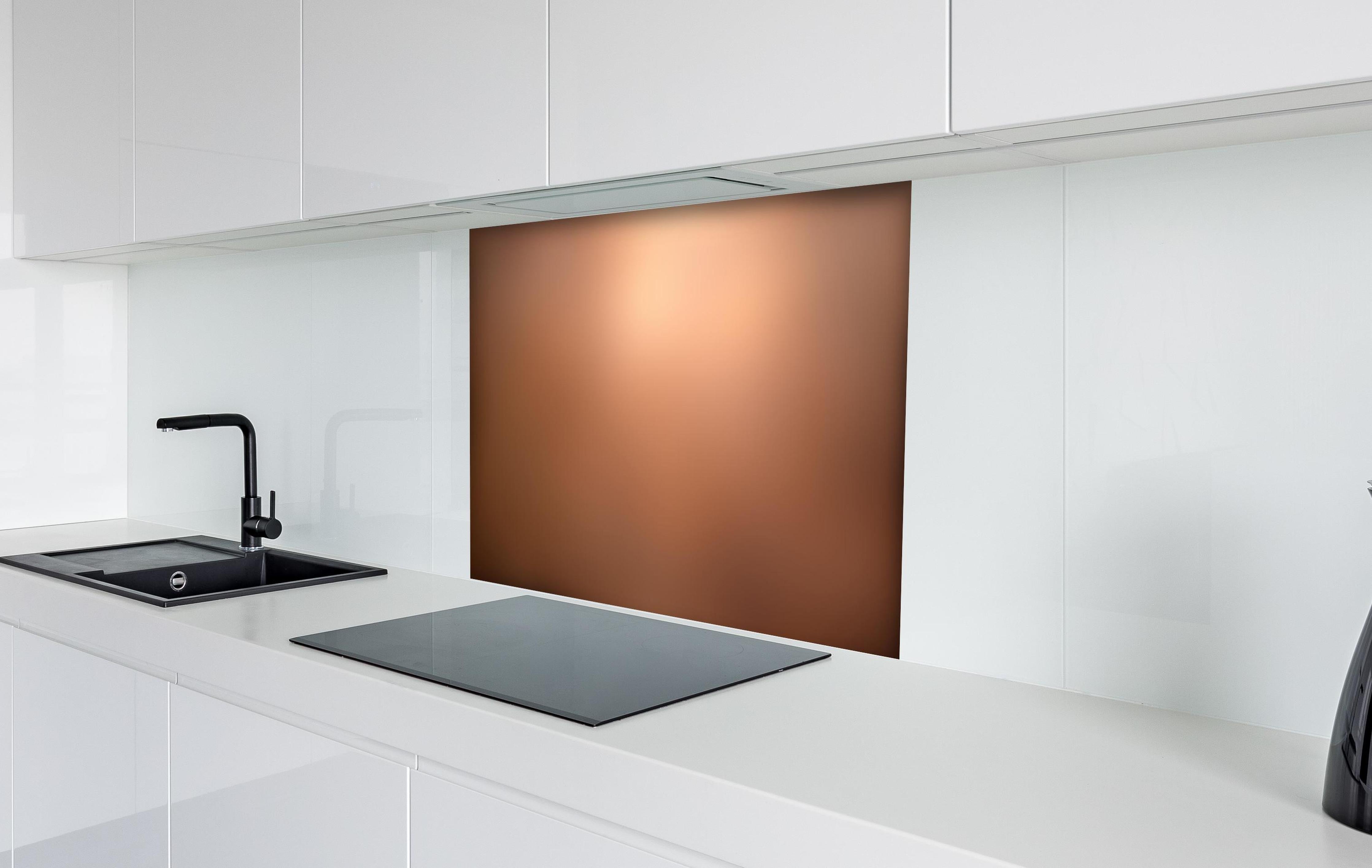 Spritzschutz - Braun, beiges Muster hinter einem Cerankochfeld zwischen Holz-Kochutensilien