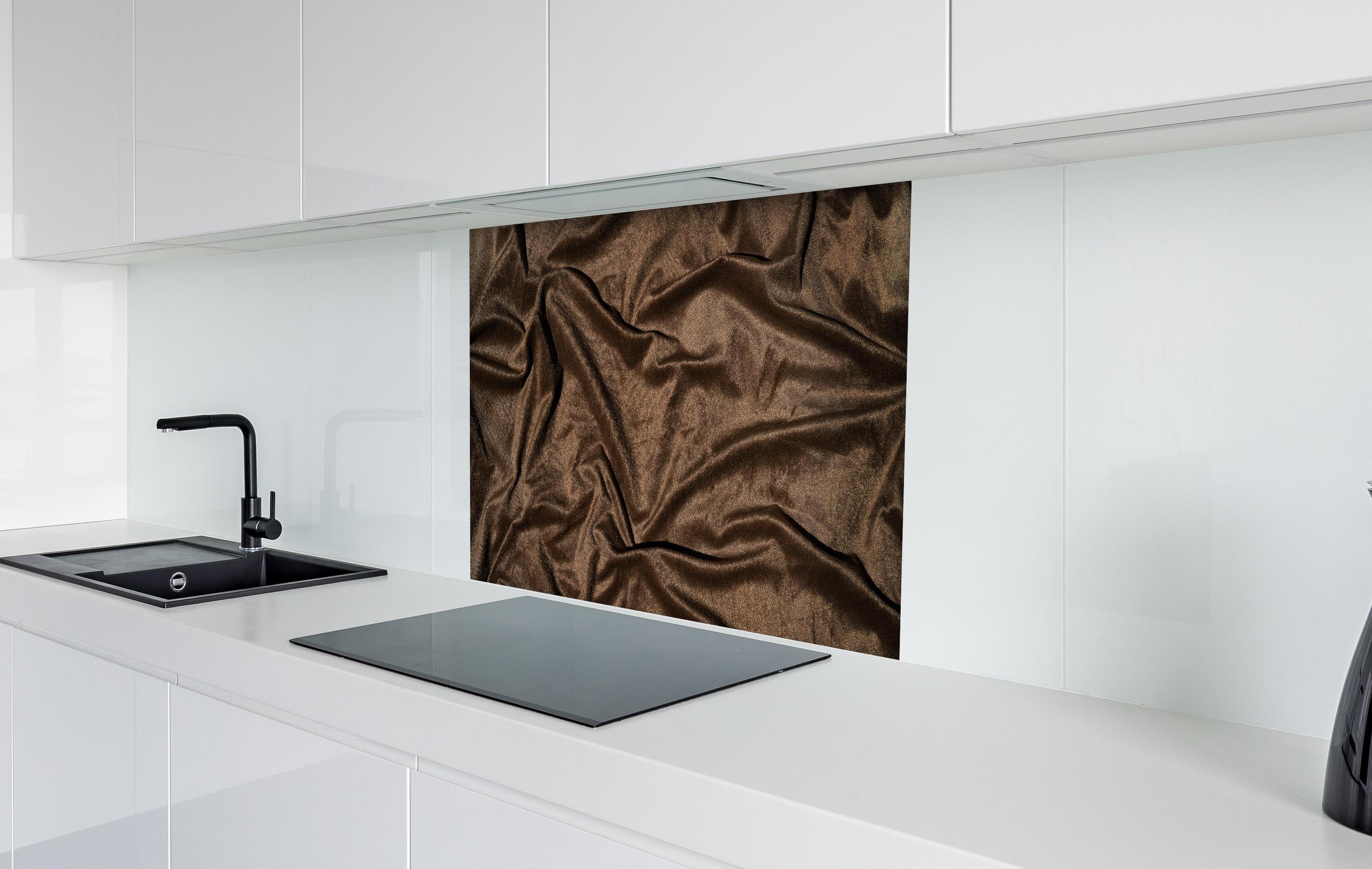 Spritzschutz - Braune Satin Seide hinter einem Cerankochfeld zwischen Holz-Kochutensilien