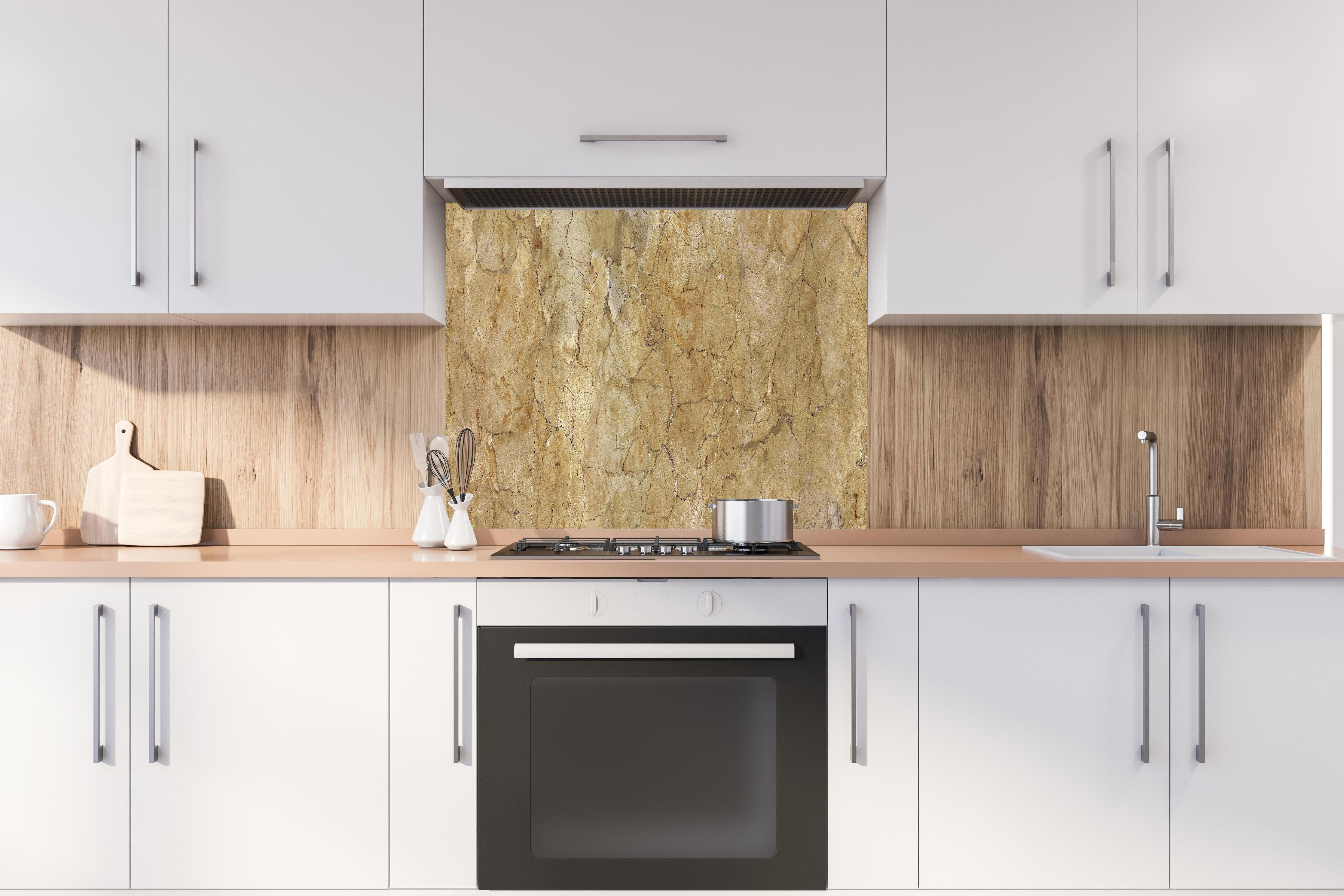 Spritzschutz - Braune beschädigte Marmorblöcke hinter einem Cerankochfeld zwischen Holz-Kochutensilien