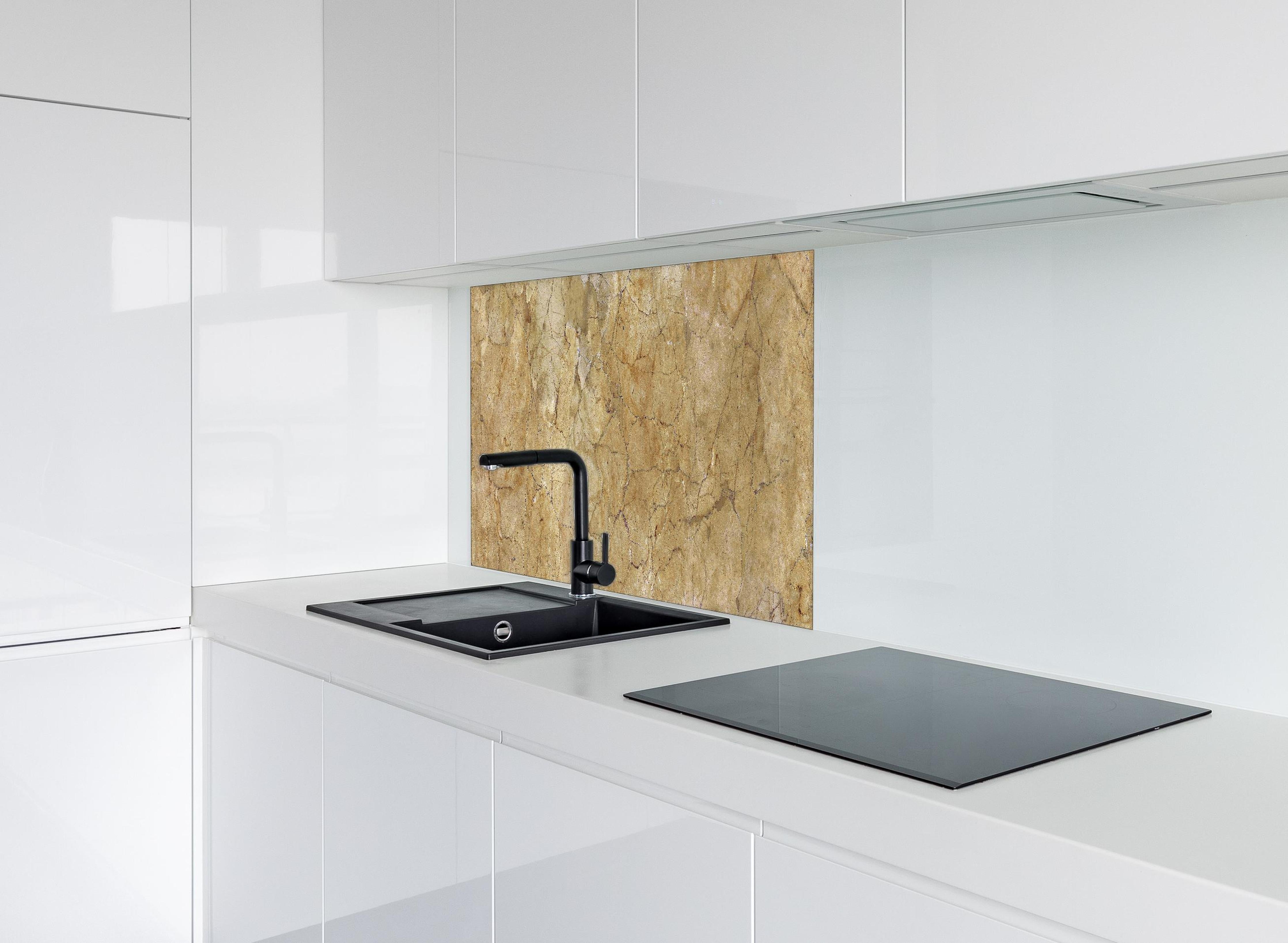 Spritzschutz - Braune beschädigte Marmorblöcke hinter einem Cerankochfeld zwischen Holz-Kochutensilien