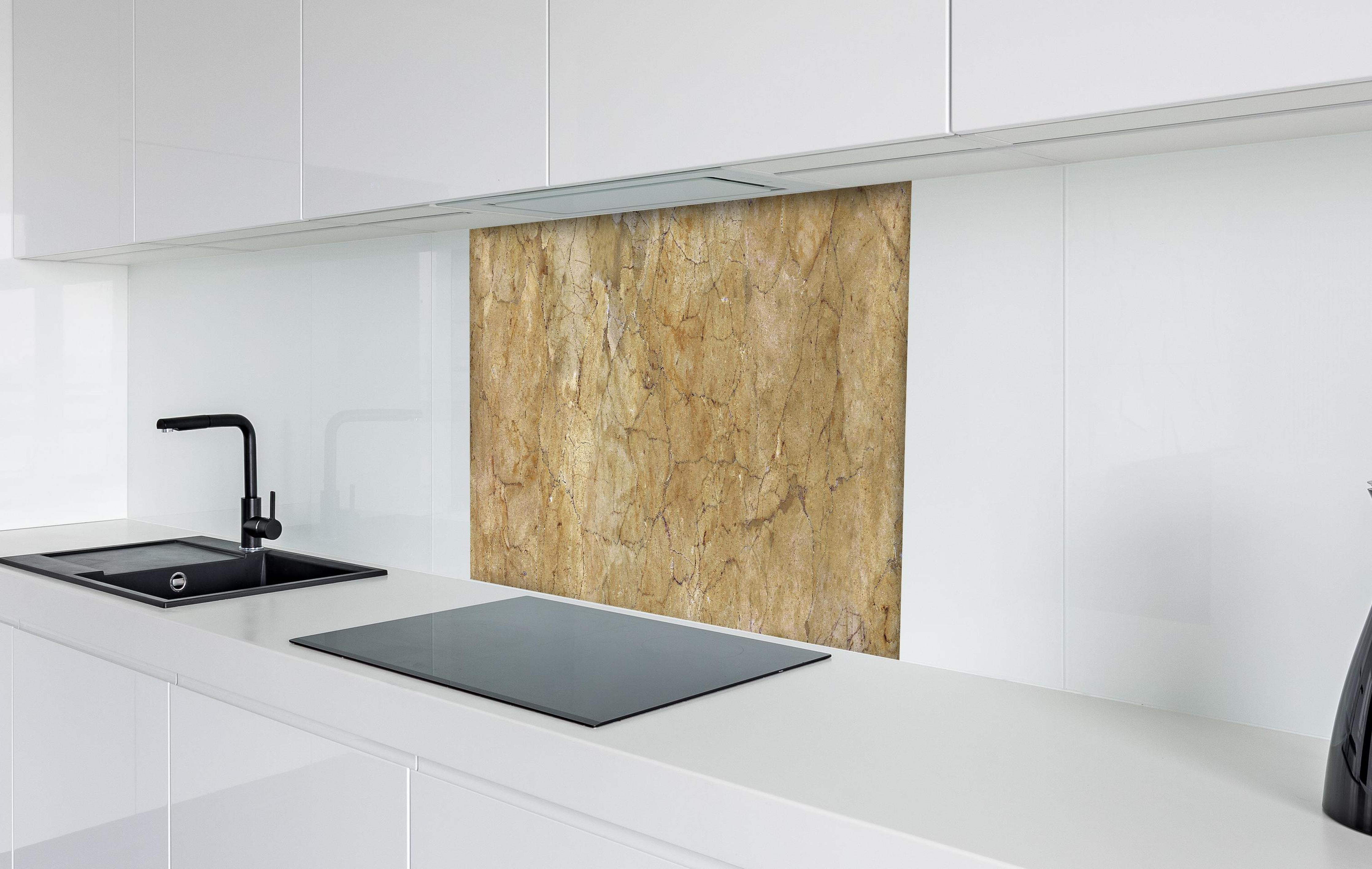 Spritzschutz - Braune beschädigte Marmorblöcke hinter einem Cerankochfeld zwischen Holz-Kochutensilien