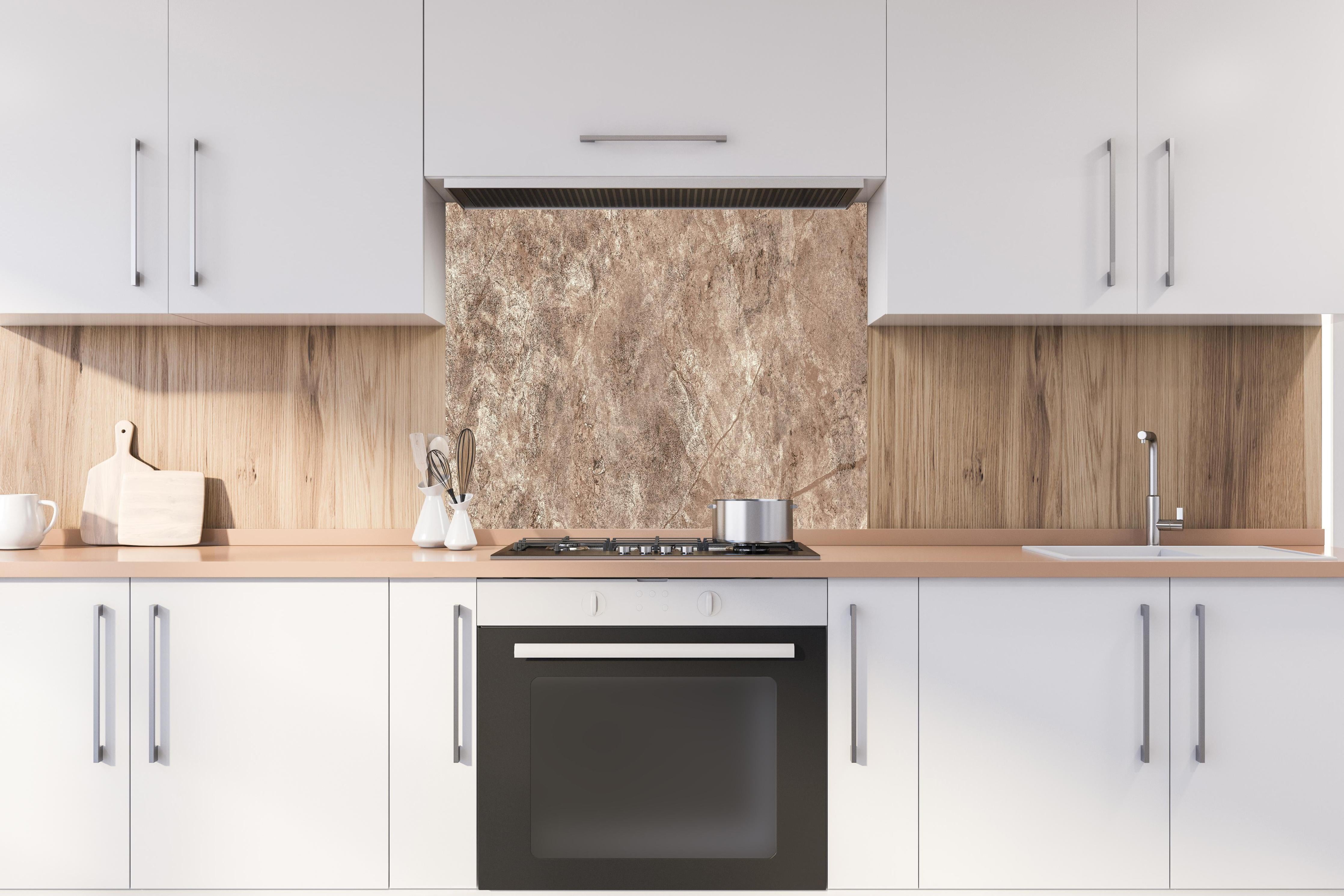 Spritzschutz - Brauner alter Sandstein 1 hinter einem Cerankochfeld zwischen Holz-Kochutensilien