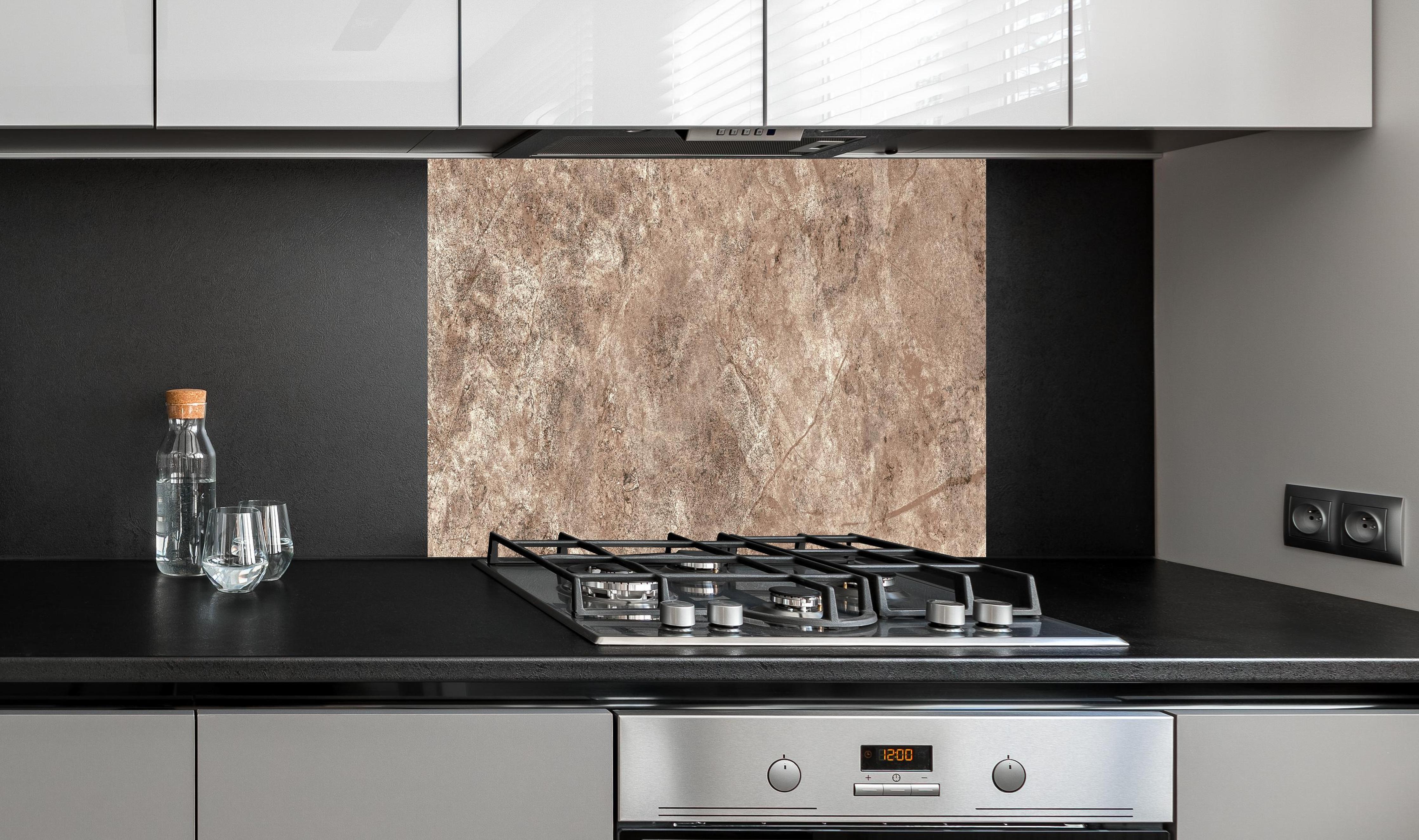 Spritzschutz - Brauner alter Sandstein 1 hinter einem Cerankochfeld zwischen Holz-Kochutensilien