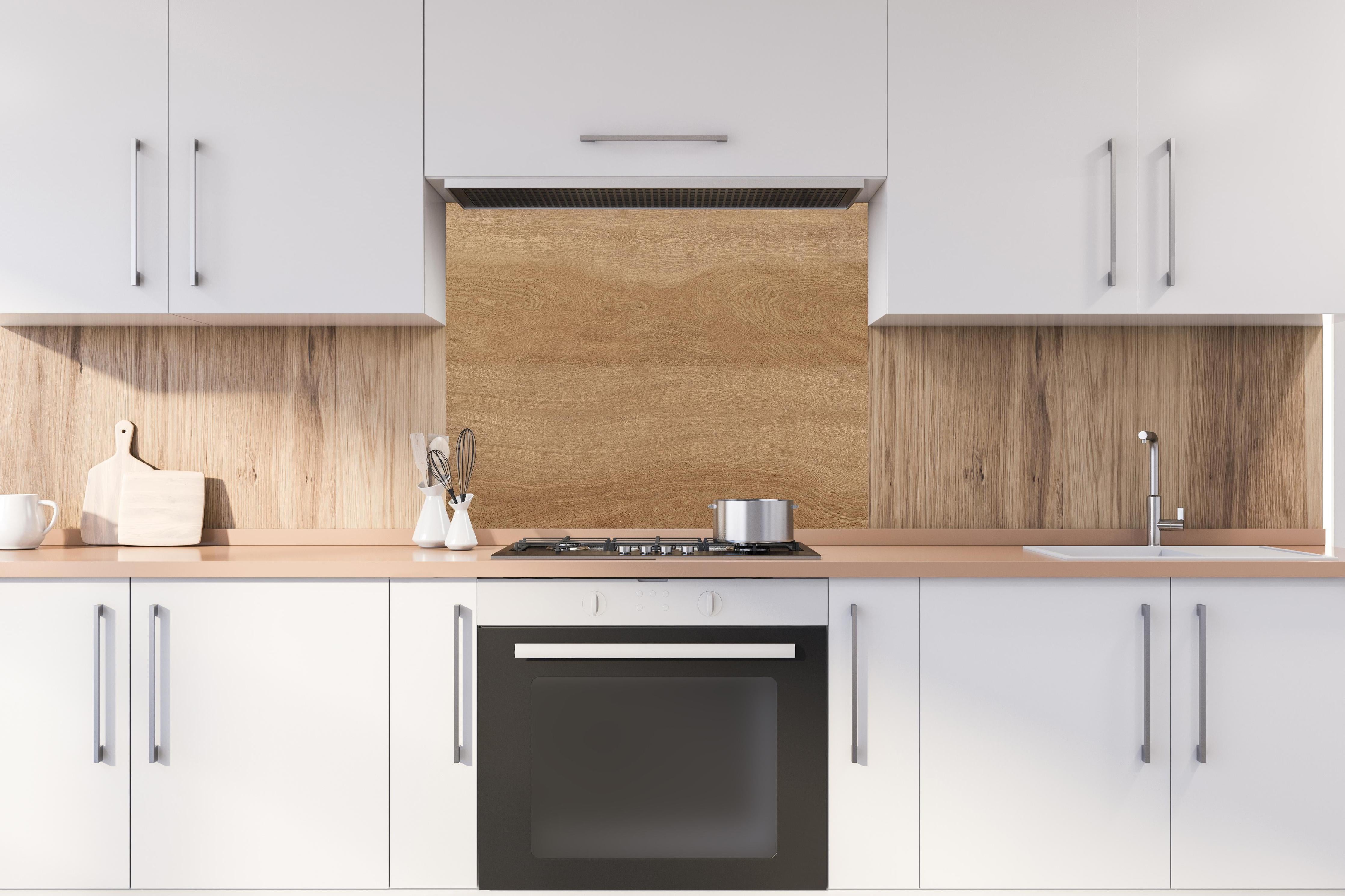 Spritzschutz - Braunes Holzfliesen Muster hinter einem Cerankochfeld zwischen Holz-Kochutensilien