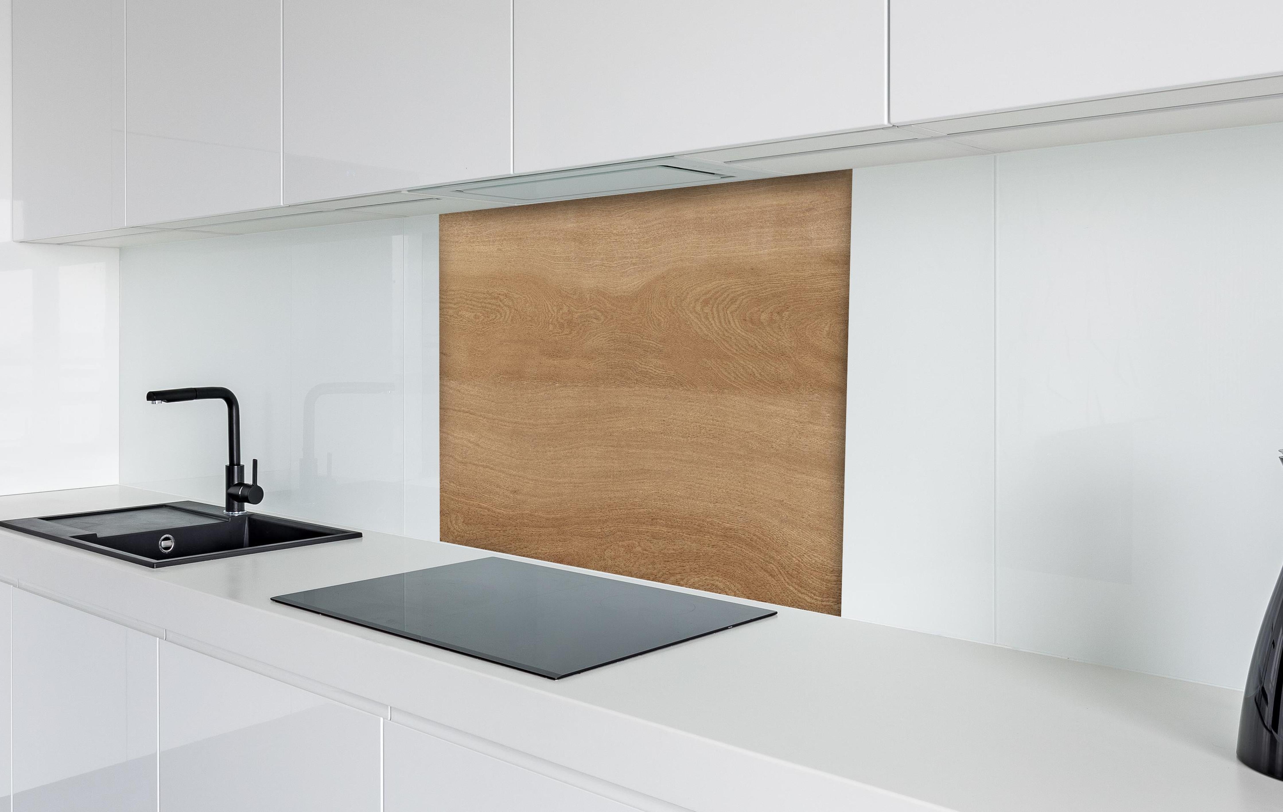 Spritzschutz - Braunes Holzfliesen Muster hinter einem Cerankochfeld zwischen Holz-Kochutensilien