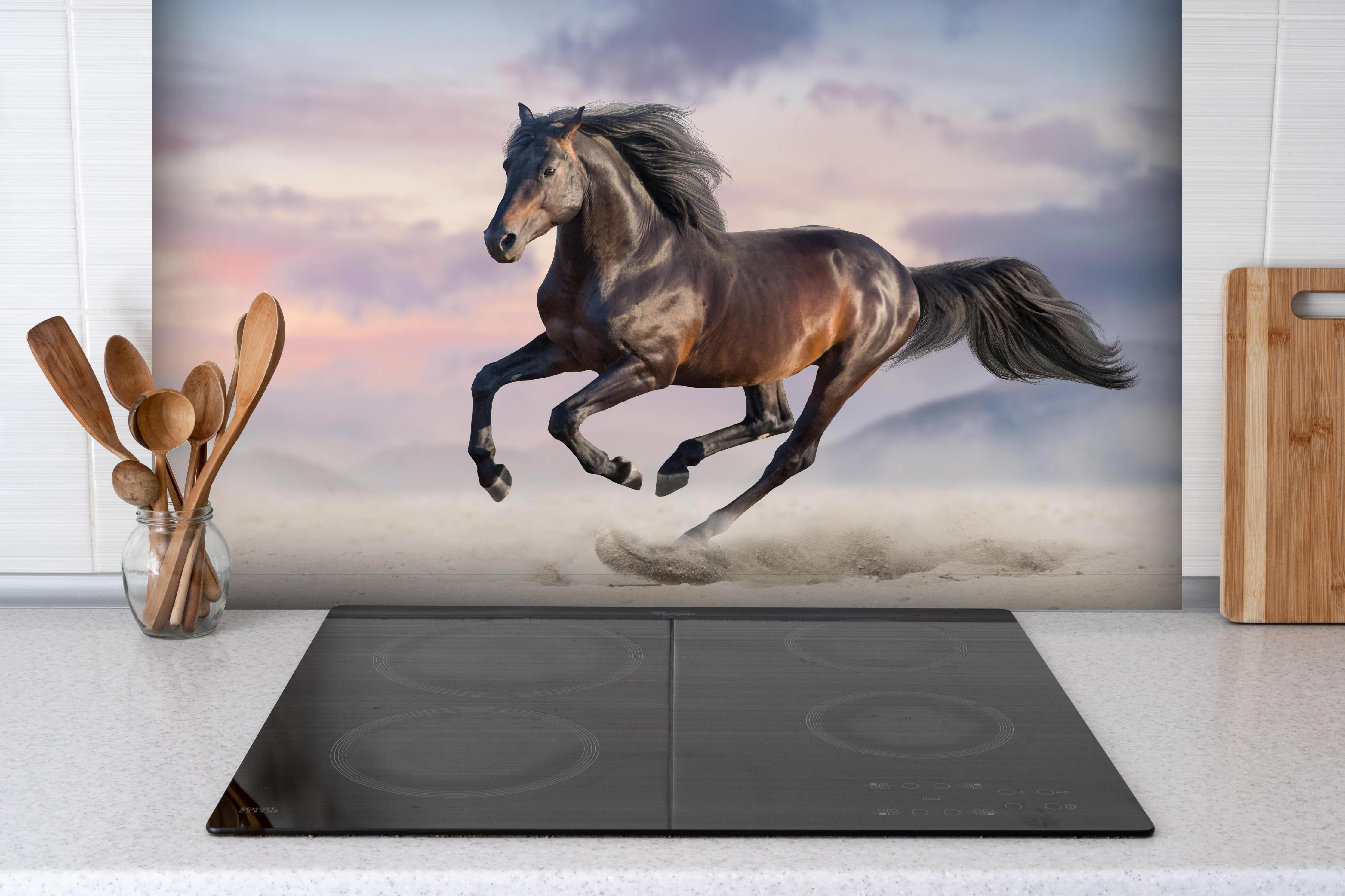 Spritzschutz - Braunes Pferd galoppiert in Wüste hinter einem Cerankochfeld zwischen Holz-Kochutensilien