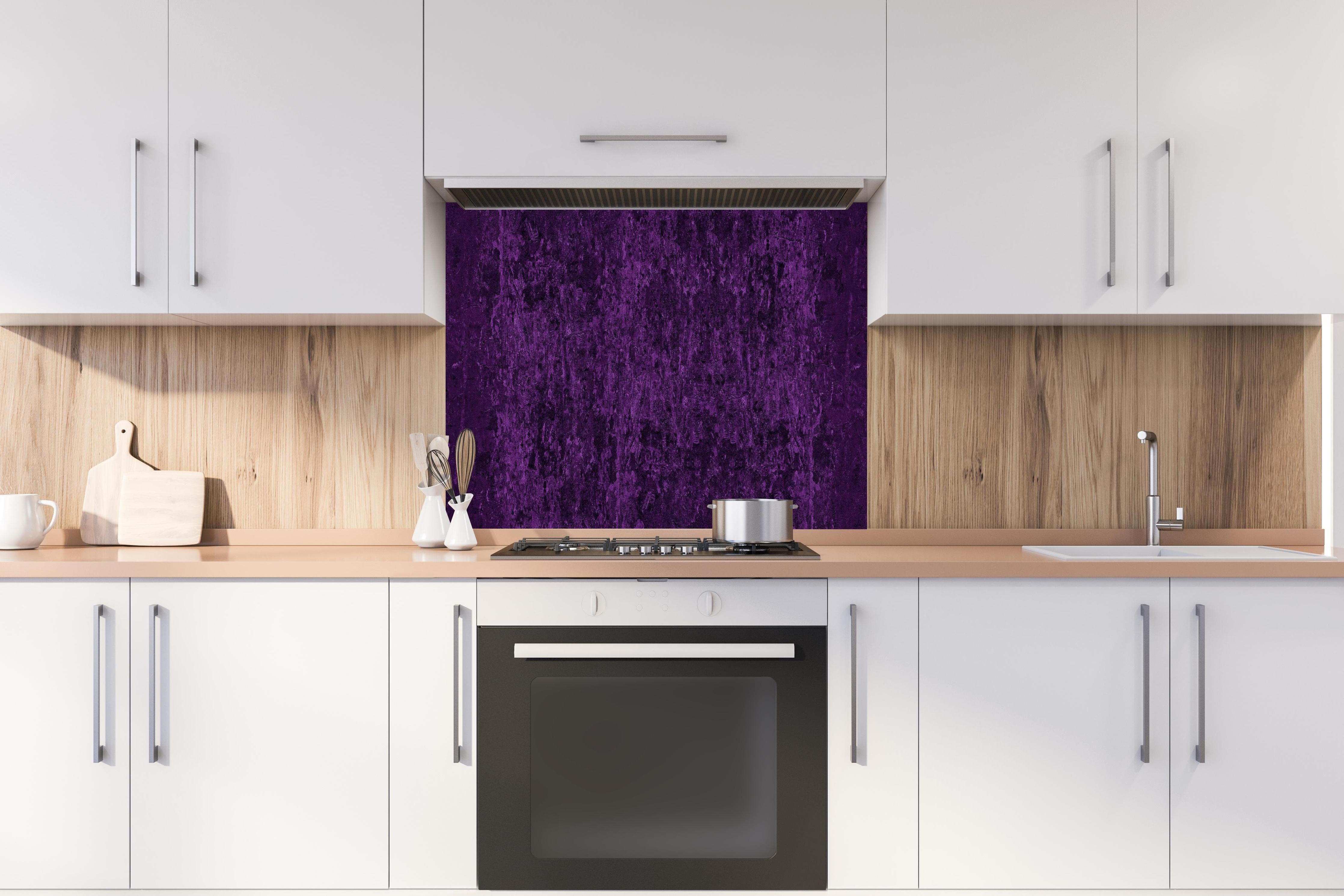 Spritzschutz - Breite dunkelviolette Panorama-Wandtextur hinter einem Cerankochfeld zwischen Holz-Kochutensilien