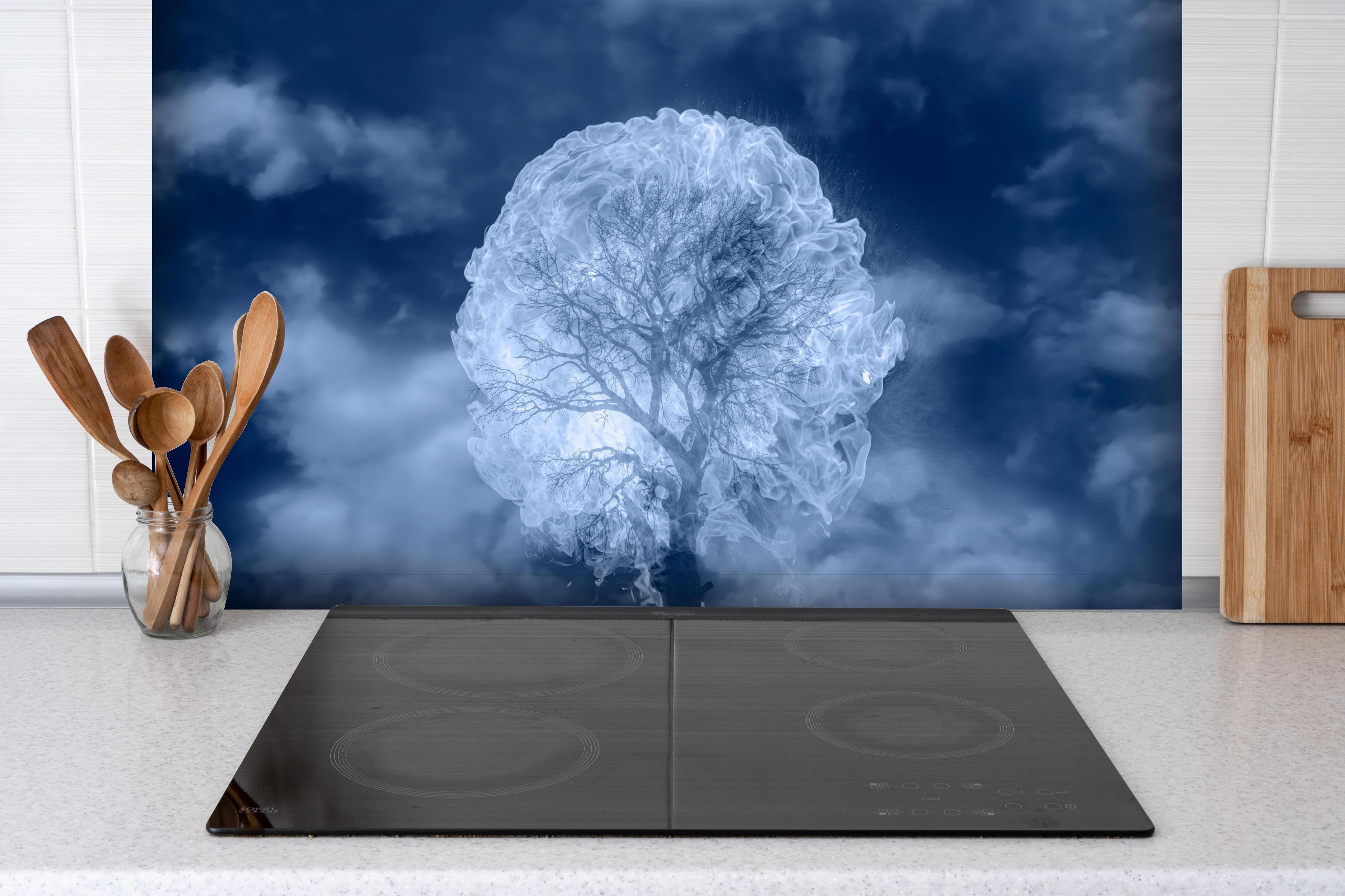 Spritzschutz - Brennender Baum Blitz Himmel Dramatik hinter einem Cerankochfeld zwischen Holz-Kochutensilien