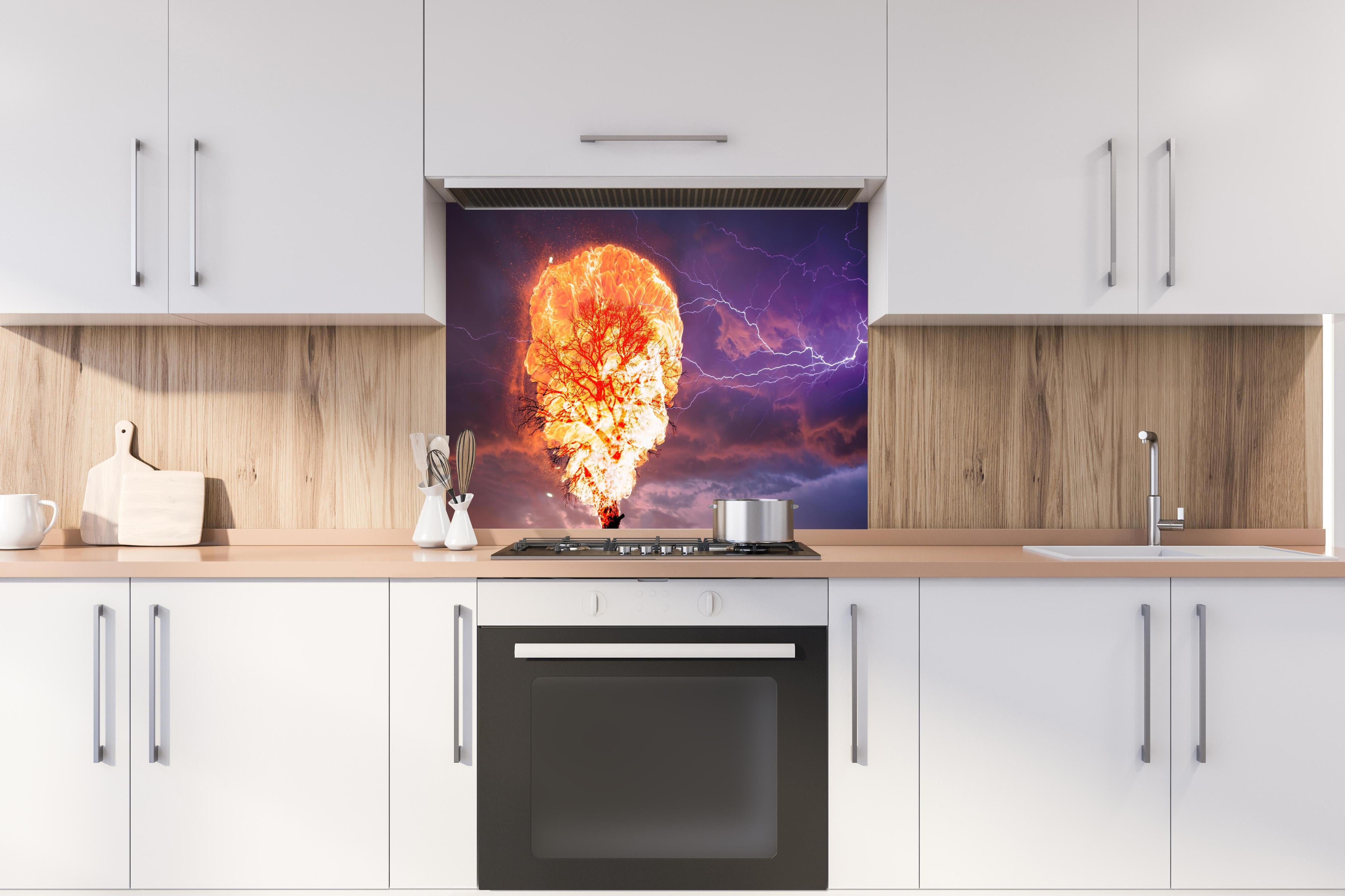 Spritzschutz - Brennender Baum bei Gewittersturm hinter einem Cerankochfeld zwischen Holz-Kochutensilien