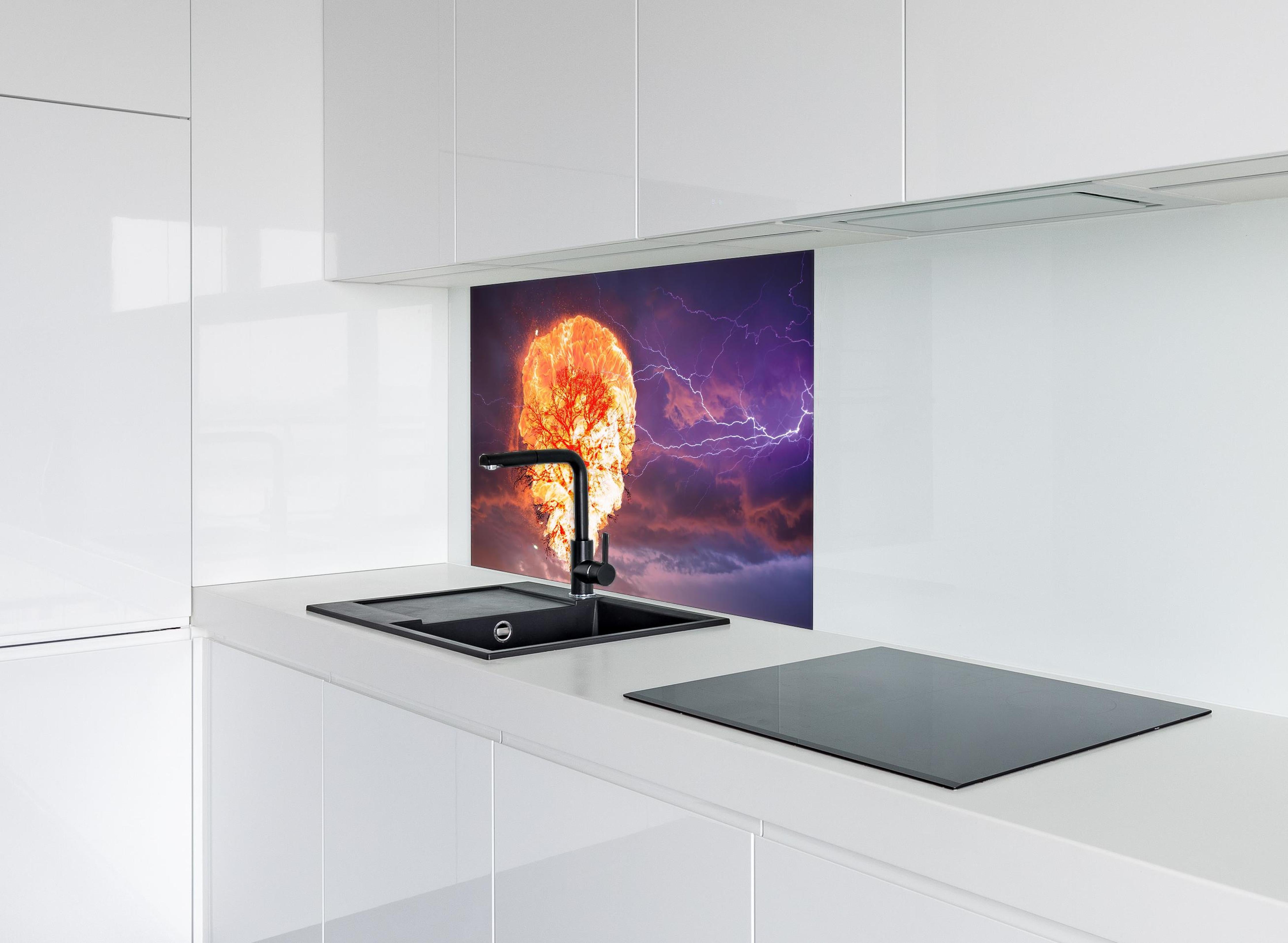 Spritzschutz - Brennender Baum bei Gewittersturm hinter einem Cerankochfeld zwischen Holz-Kochutensilien