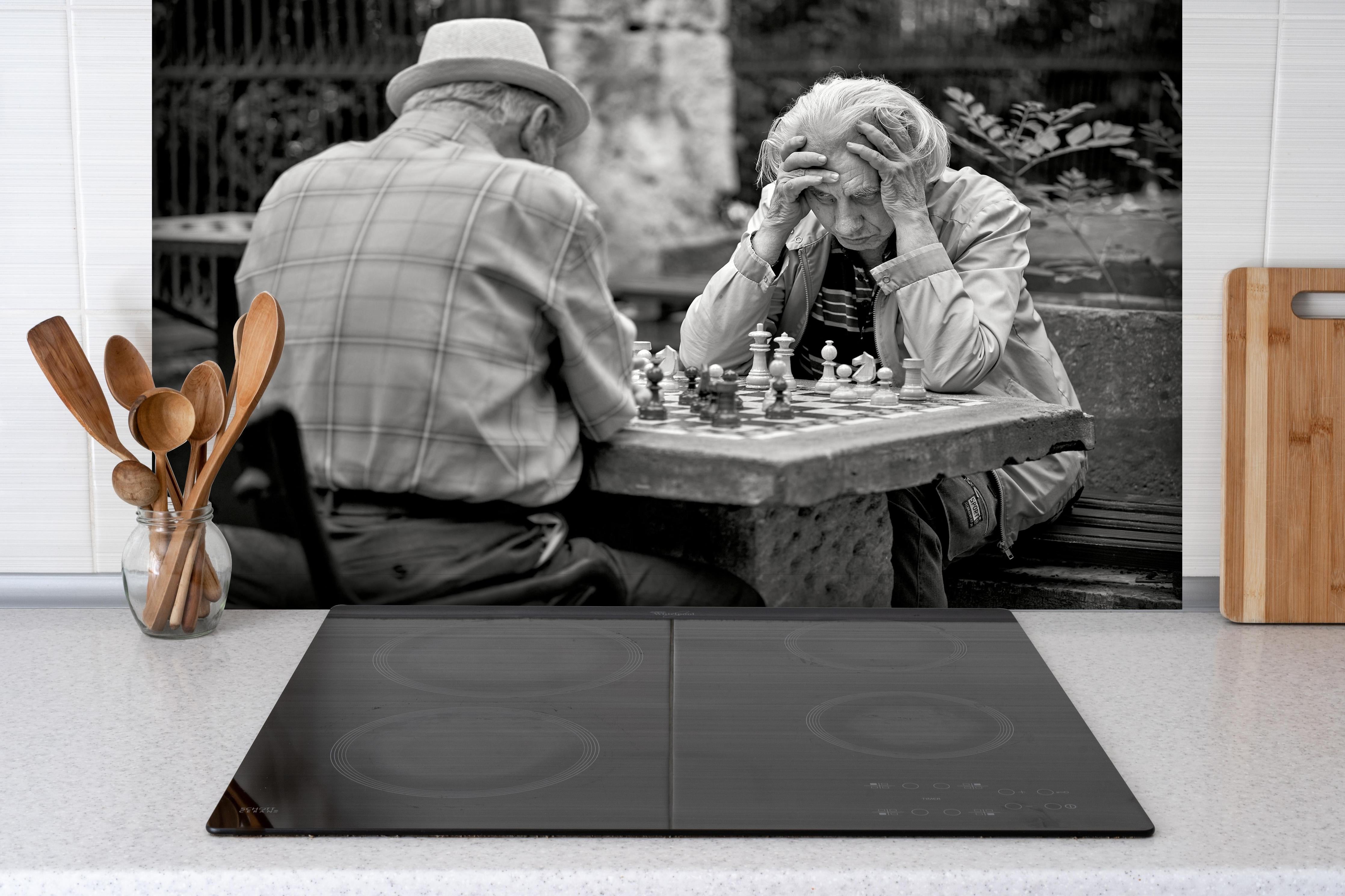 Spritzschutz - Brettspiele - Schwarz-weiß hinter einem Cerankochfeld zwischen Holz-Kochutensilien